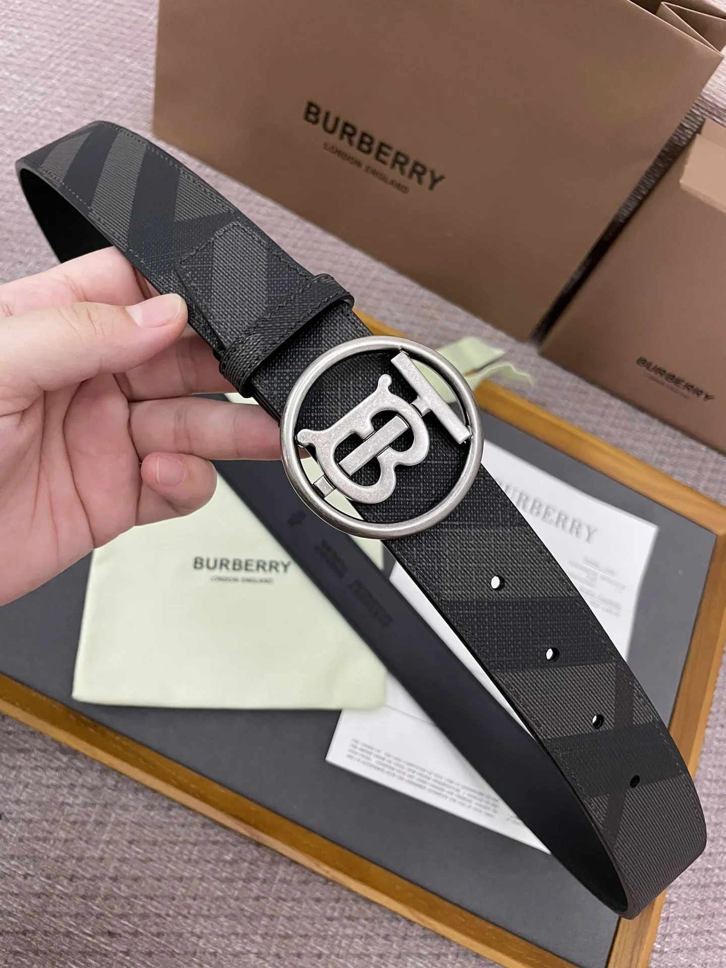 バーバリー新作黒London格子柄ベルト - 画像 (5)