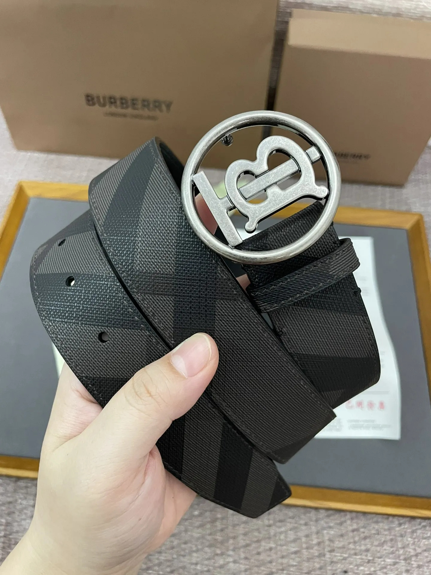 バーバリー新作黒London格子柄ベルト - 画像 (7)
