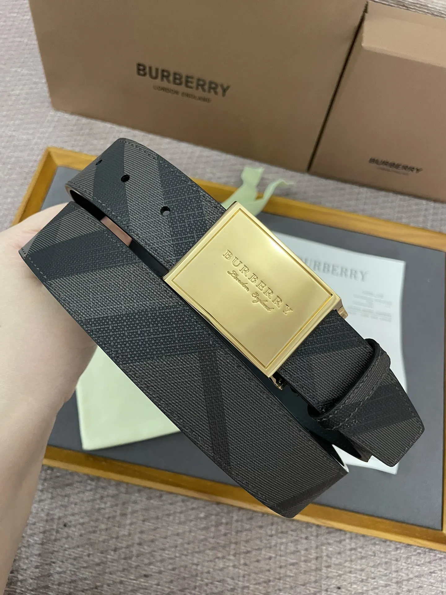 バーバリー新作黒London格子ベルト - 画像 (4)