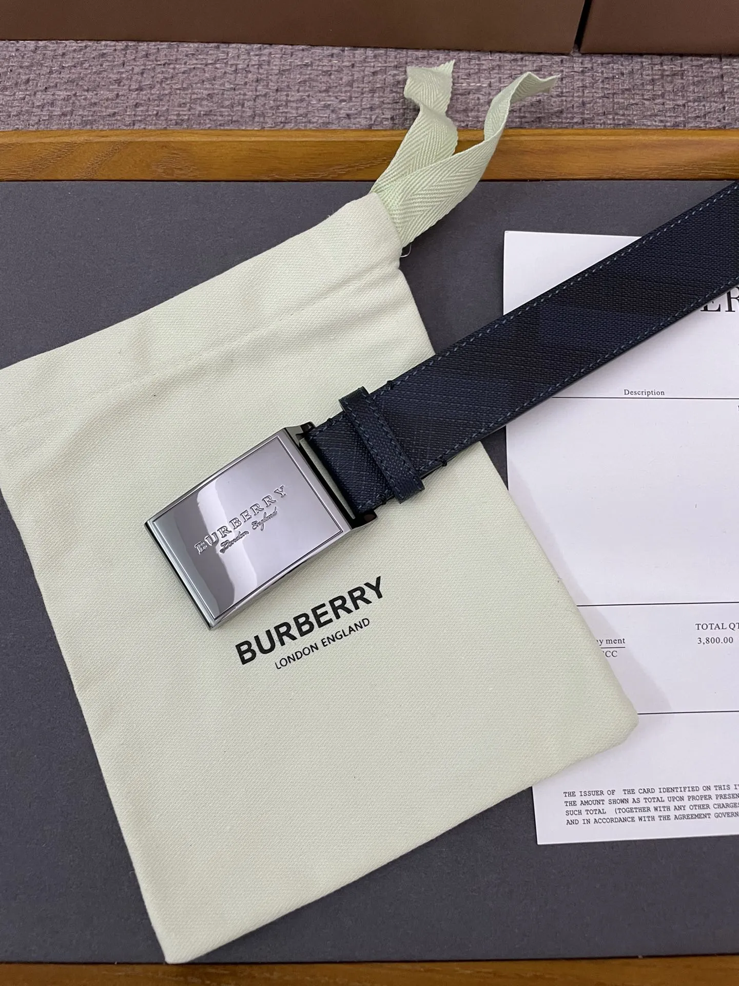 バーバリー新作ロンドングレーベルト黒