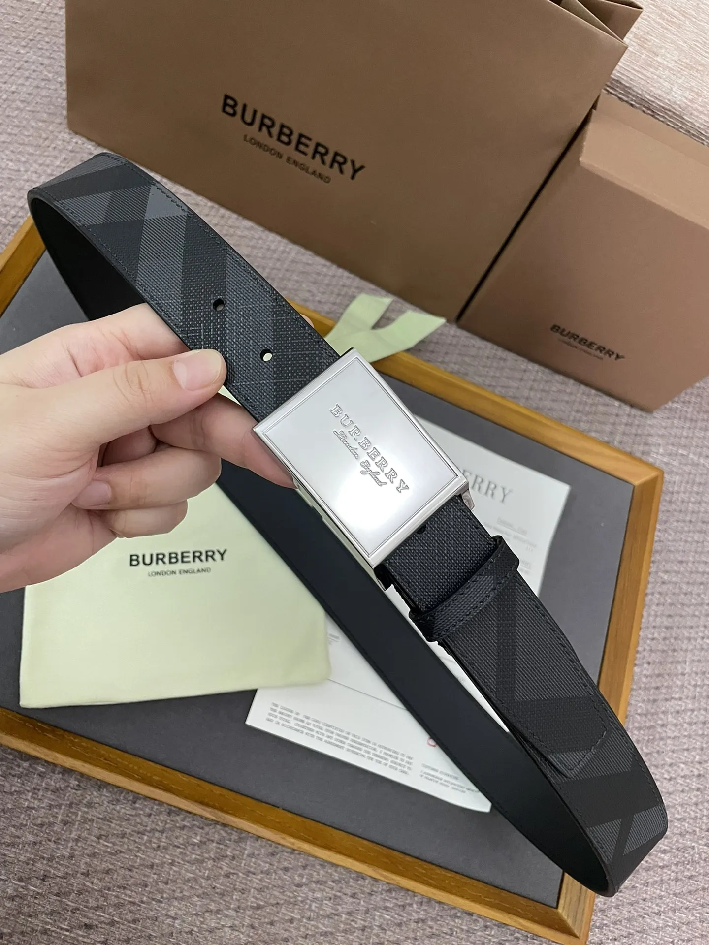 Burberry 新作ロンドングレンチェックベルト黒 - 画像 (5)