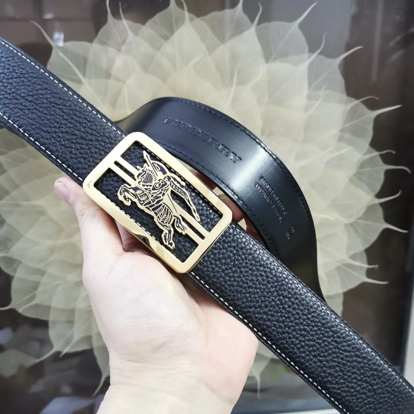 バーバリー新作黒レザーベルト金具デザイン