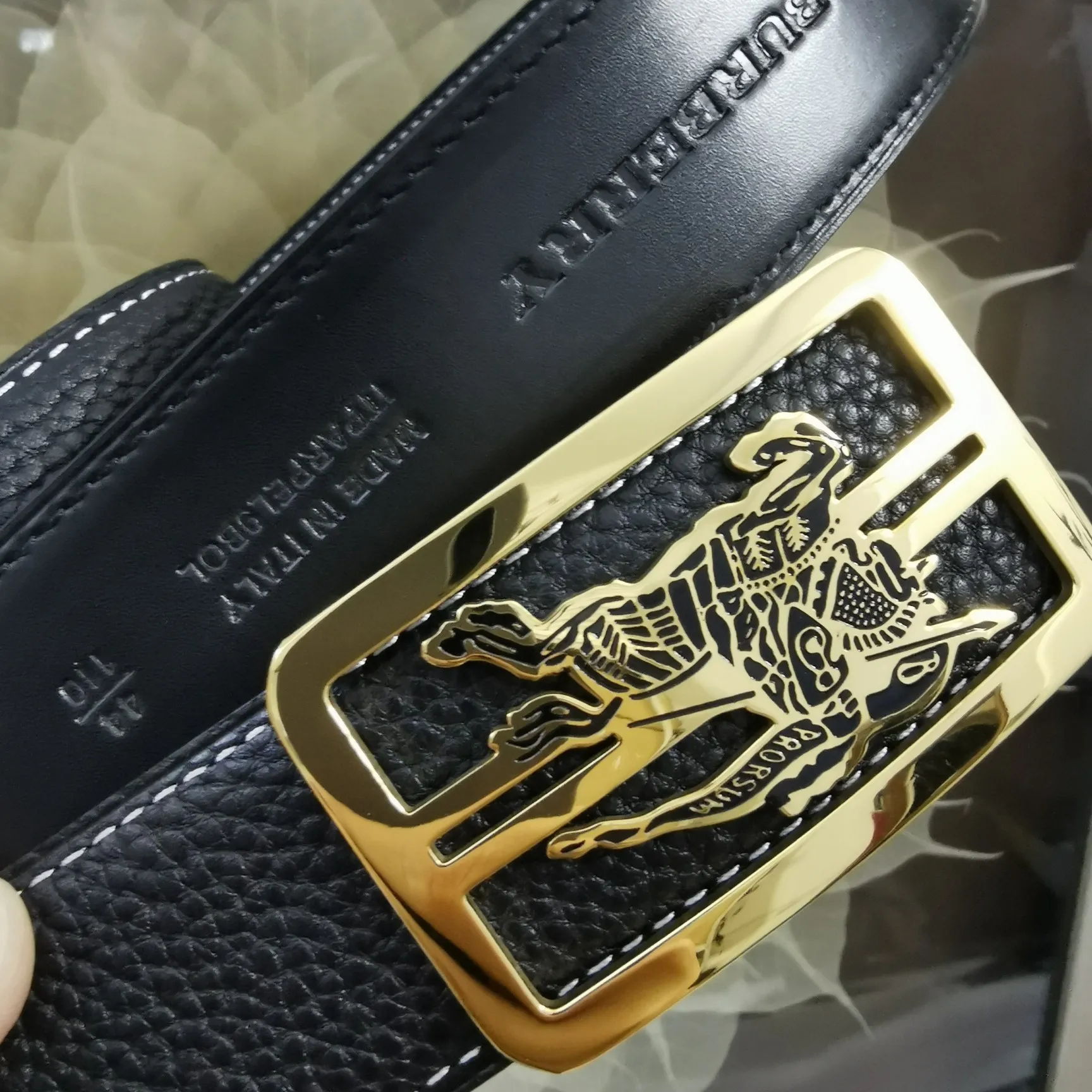 バーバリー新作黒レザーベルト金具デザイン - 画像 (3)