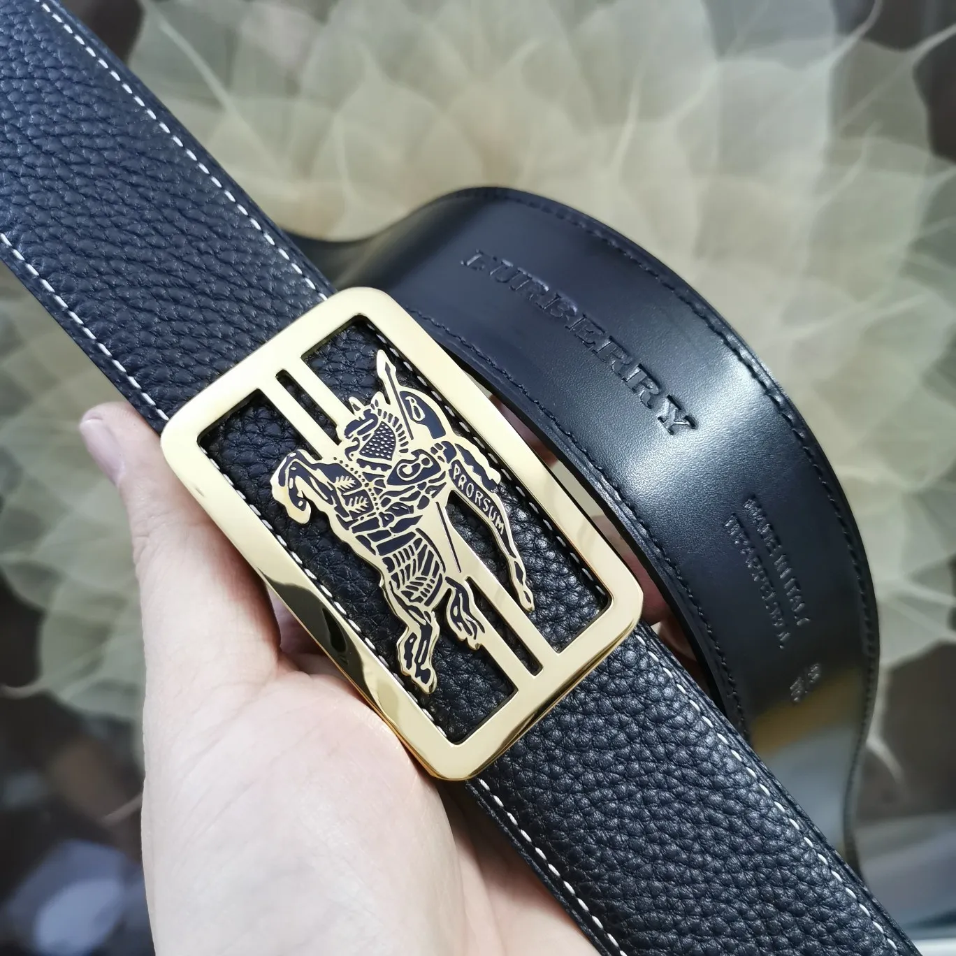 バーバリー新作黒レザーベルト金具デザイン - 画像 (4)