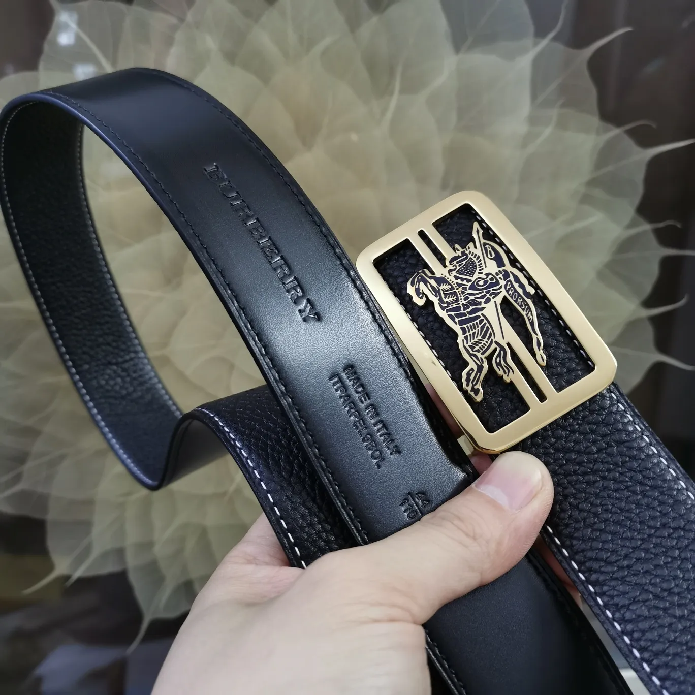 バーバリー新作黒レザーベルト金具デザイン - 画像 (5)