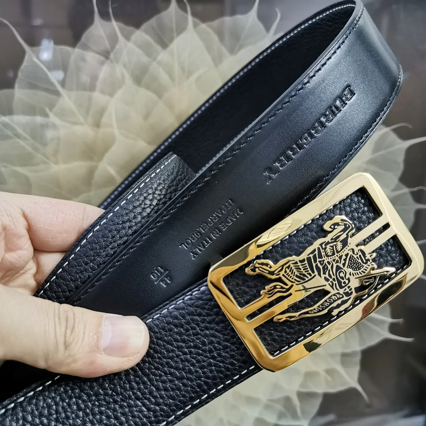 バーバリー新作黒レザーベルト金具デザイン - 画像 (6)