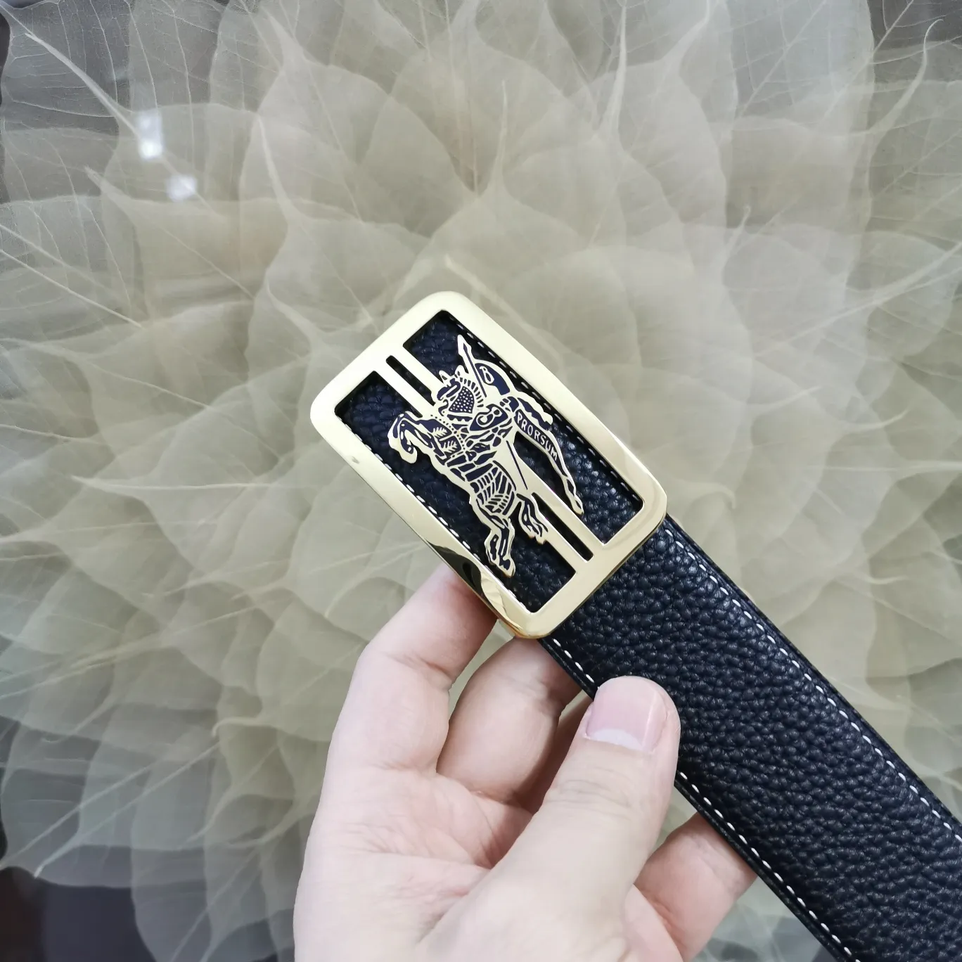 バーバリー新作黒レザーベルト金具デザイン - 画像 (7)