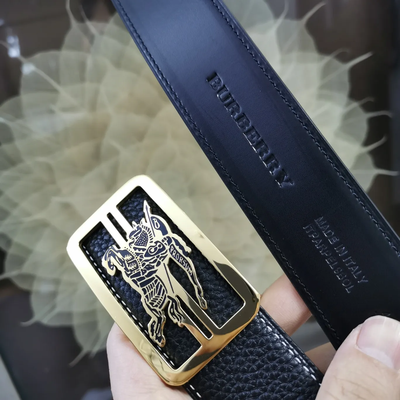 バーバリー新作黒レザーベルト金具デザイン - 画像 (8)