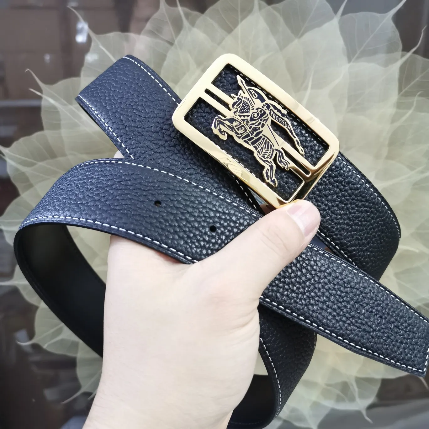 バーバリー新作黒レザーベルト金具デザイン - 画像 (9)