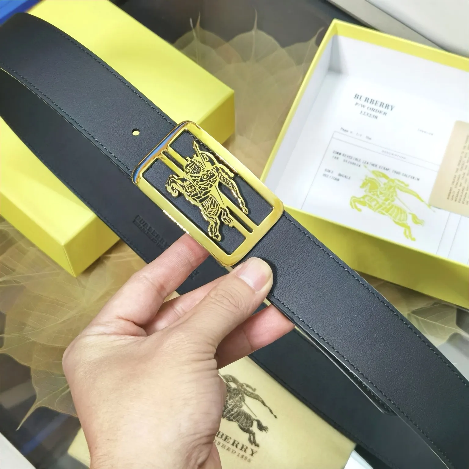 バーバリーブラック新作ベルトゴールドバックル - 画像 (3)