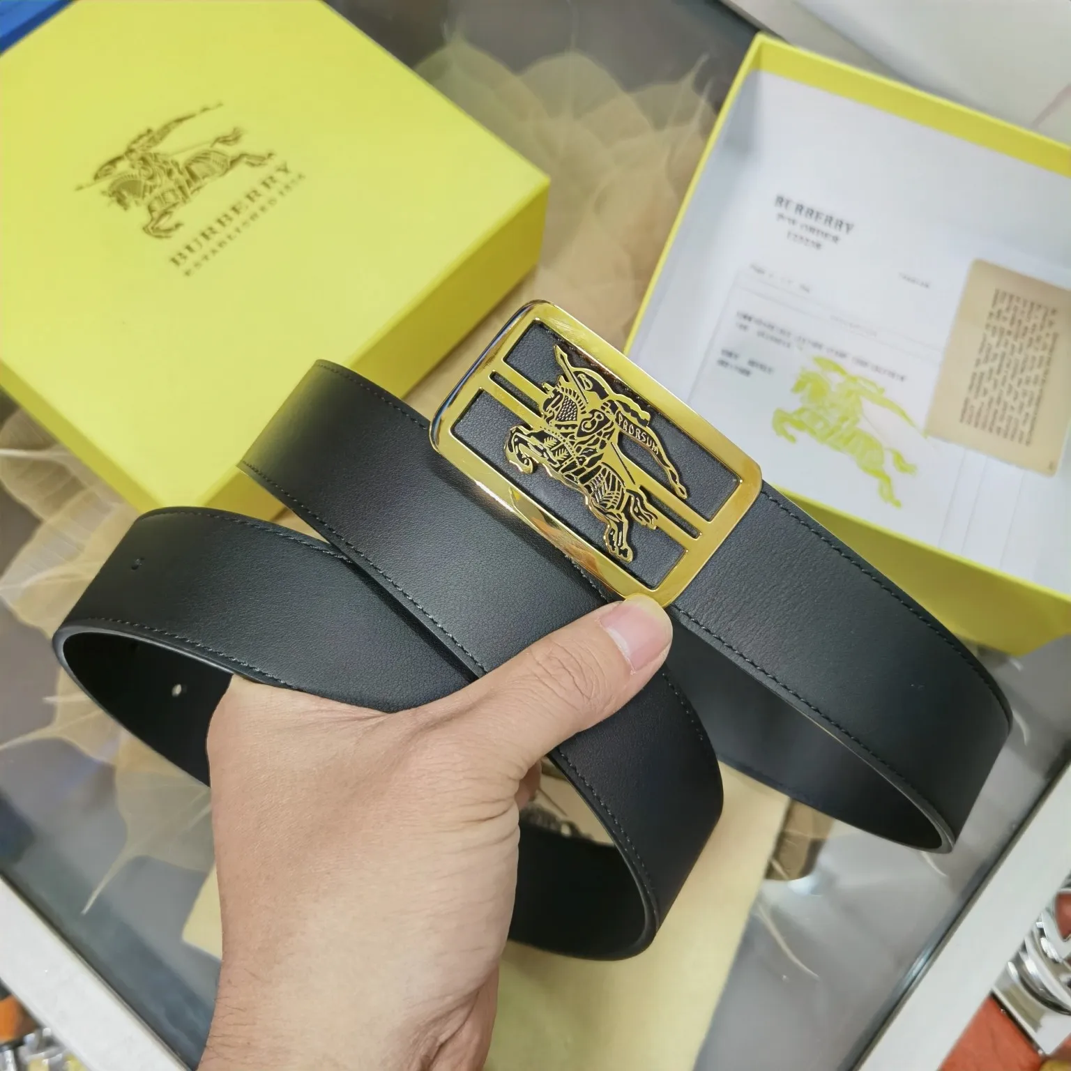バーバリーブラック新作ベルトゴールドバックル - 画像 (4)
