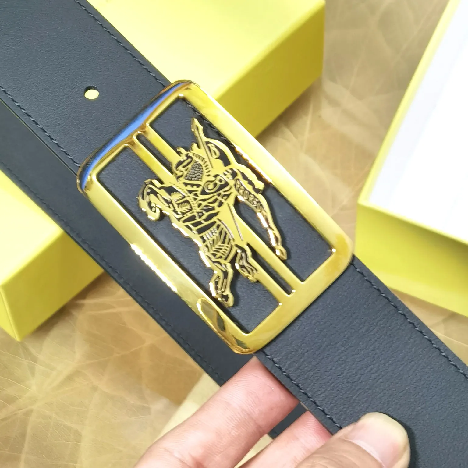 バーバリーブラック新作ベルトゴールドバックル - 画像 (5)