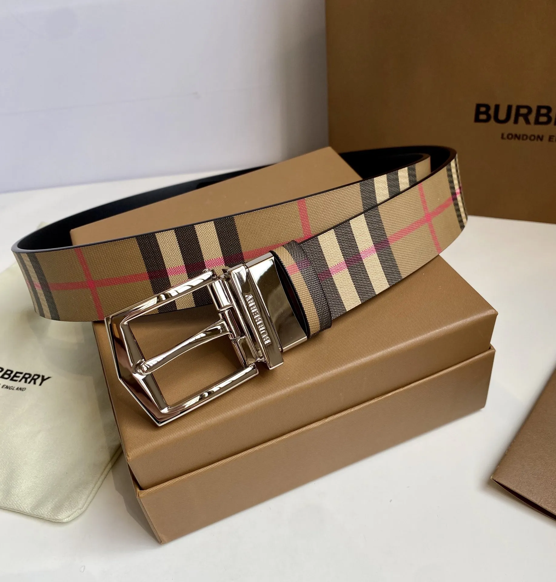 Burberry 新作イタリア製ベルト ヴィンテージチェック - 画像 (3)