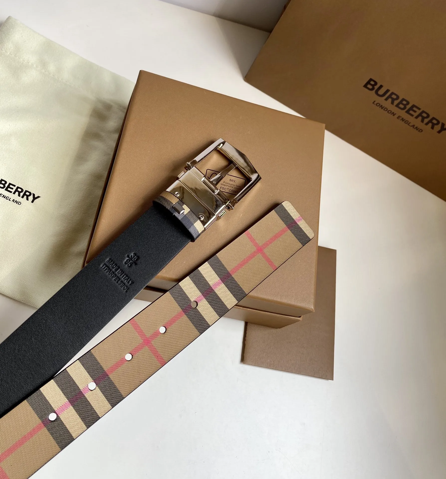 Burberry 新作イタリア製ベルト ヴィンテージチェック - 画像 (5)