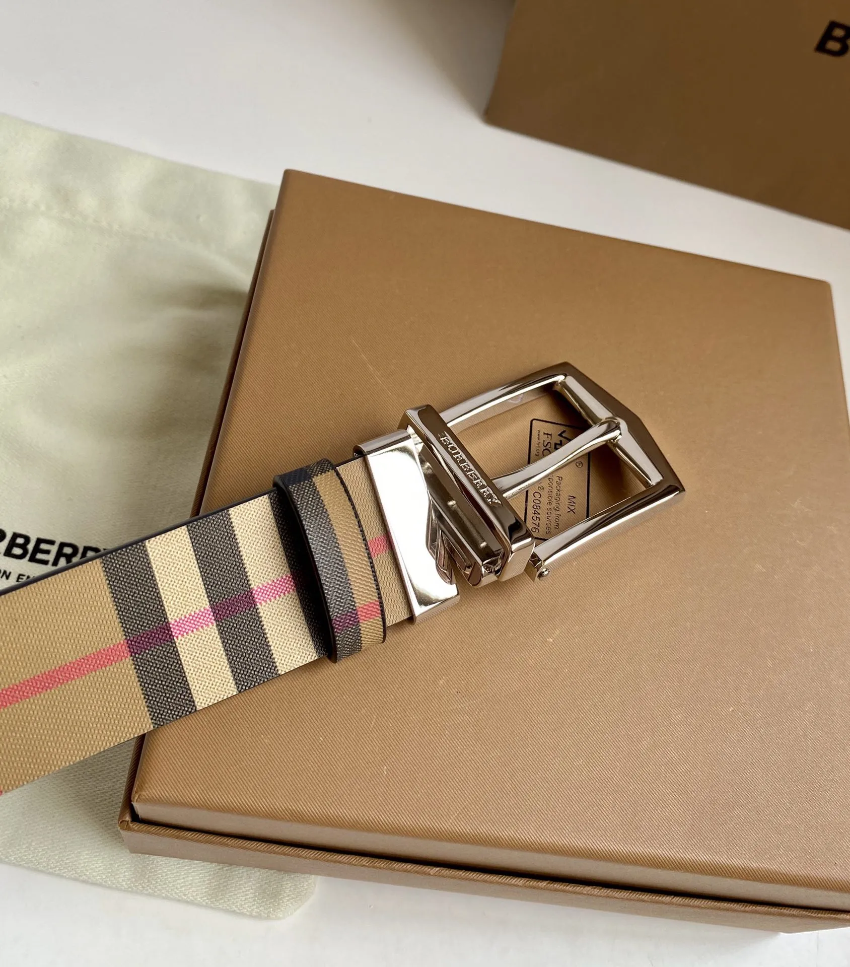 Burberry 新作イタリア製ベルト ヴィンテージチェック - 画像 (7)