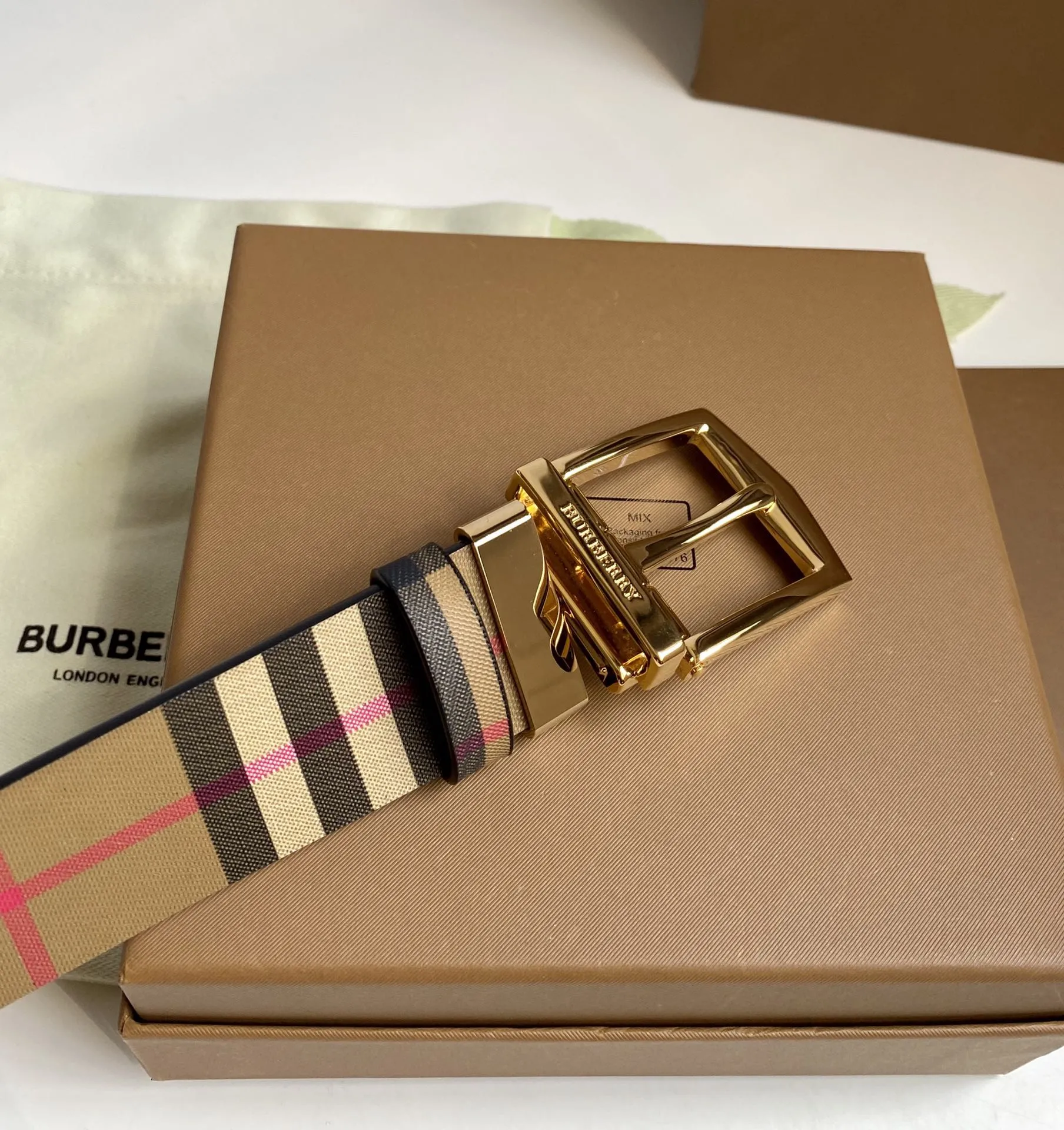 Burberry 新作イタリア製ベルト カラフルチェック - 画像 (7)