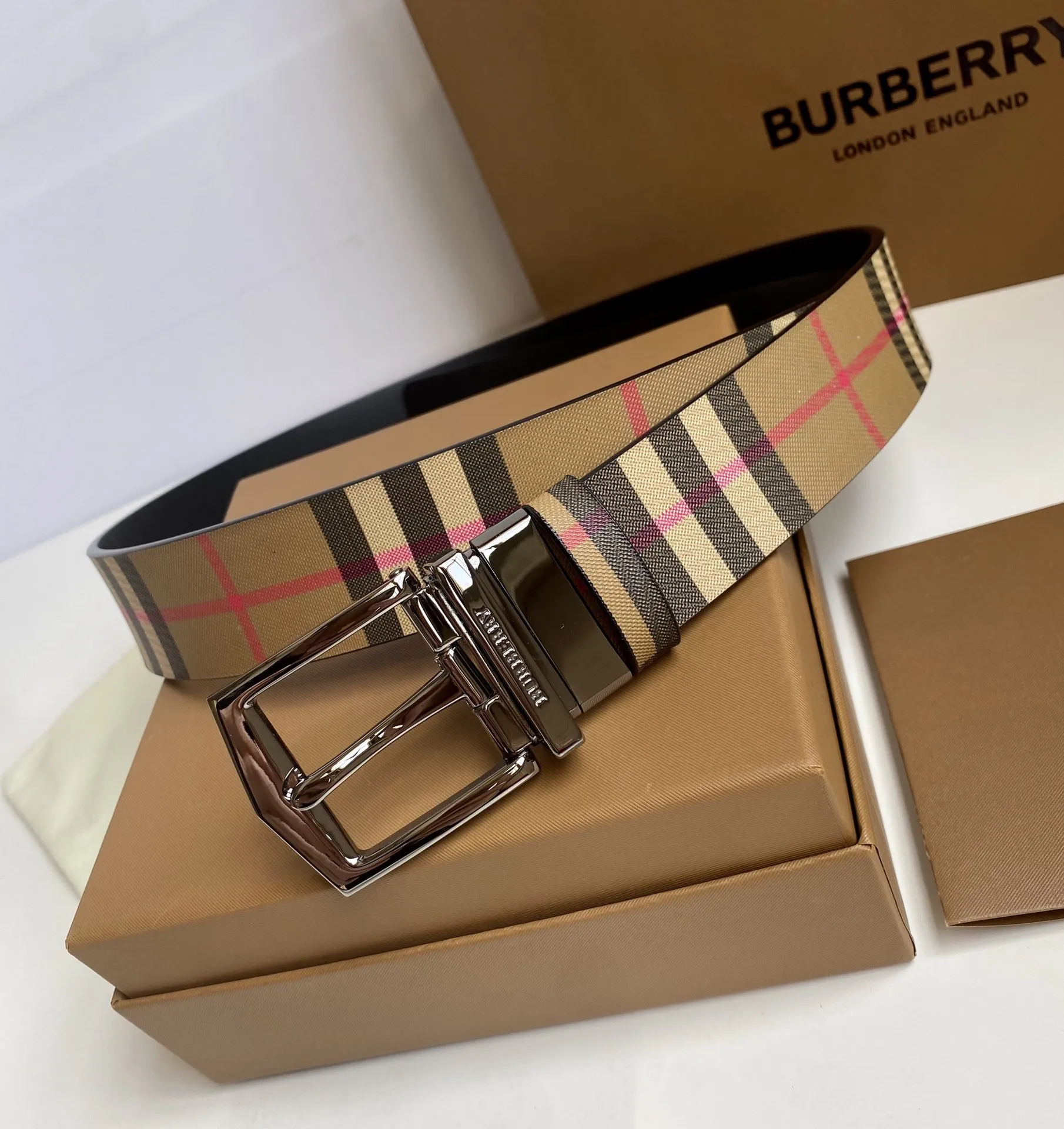 Burberry 新作ベージュチェックレザーベルト - 画像 (3)