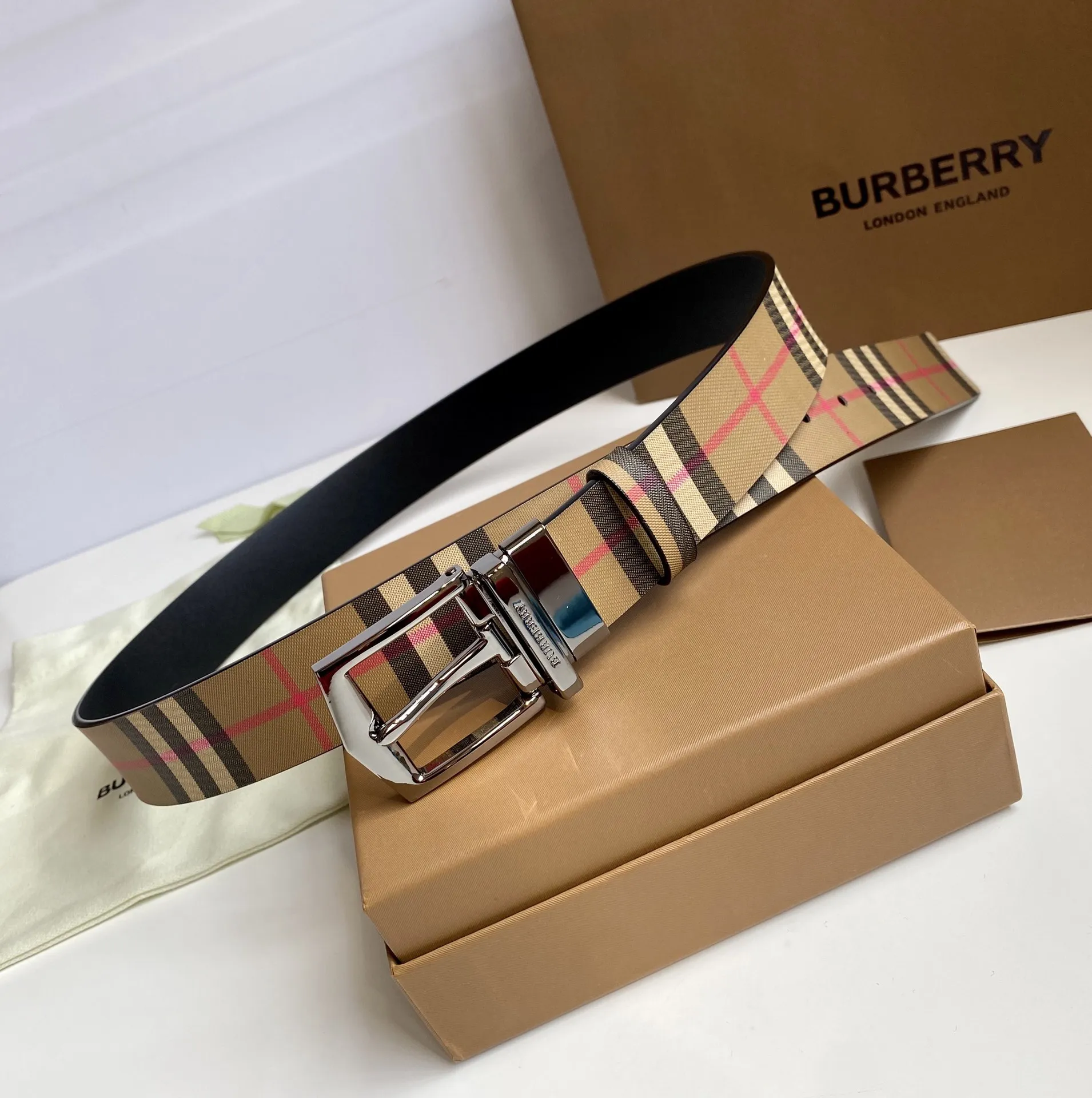 Burberry 新作ベージュチェックレザーベルト - 画像 (4)