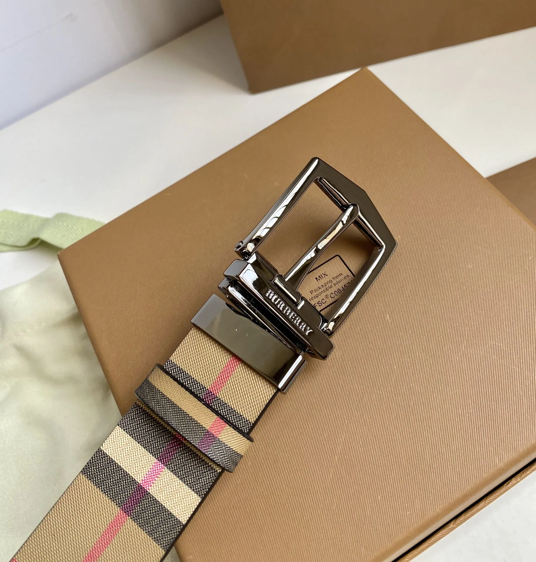 Burberry 新作ベージュチェックレザーベルト - 画像 (7)