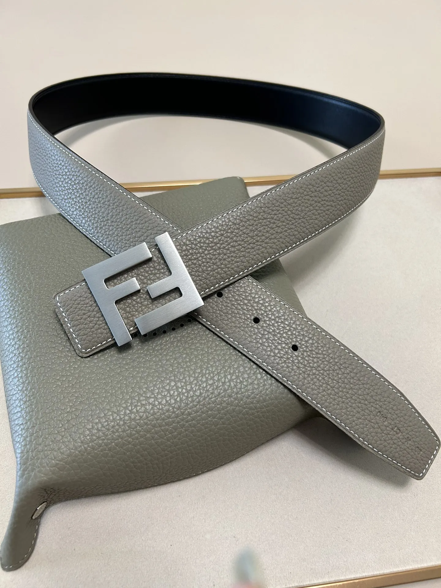FENDI 新作 ダブルリングベルト グレー 4.0cm - 画像 (4)