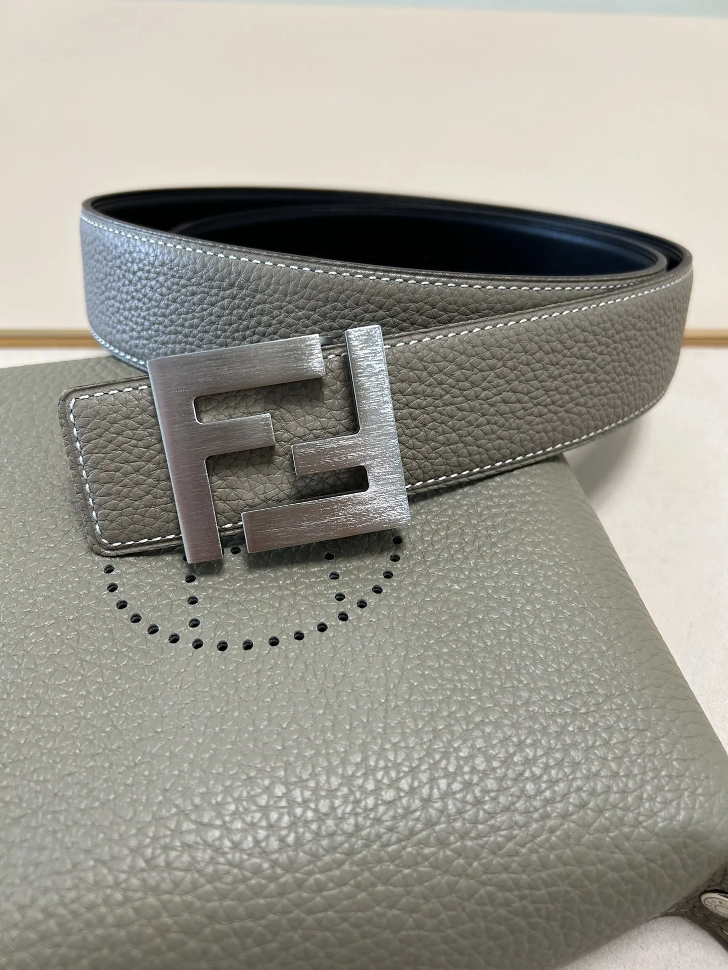 FENDI 新作 ダブルリングベルト グレー 4.0cm - 画像 (5)