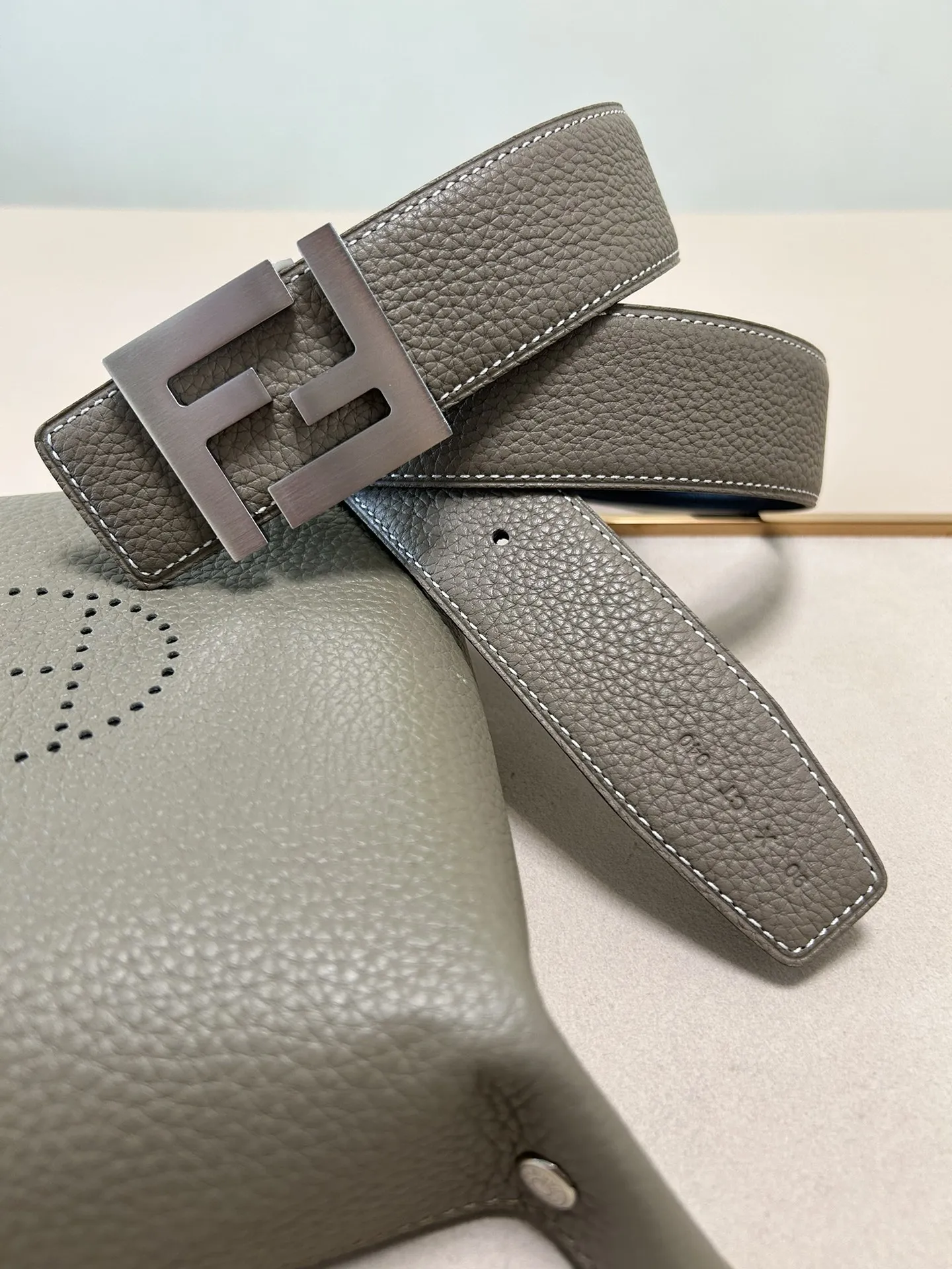 FENDI 新作 ダブルリングベルト グレー 4.0cm - 画像 (7)