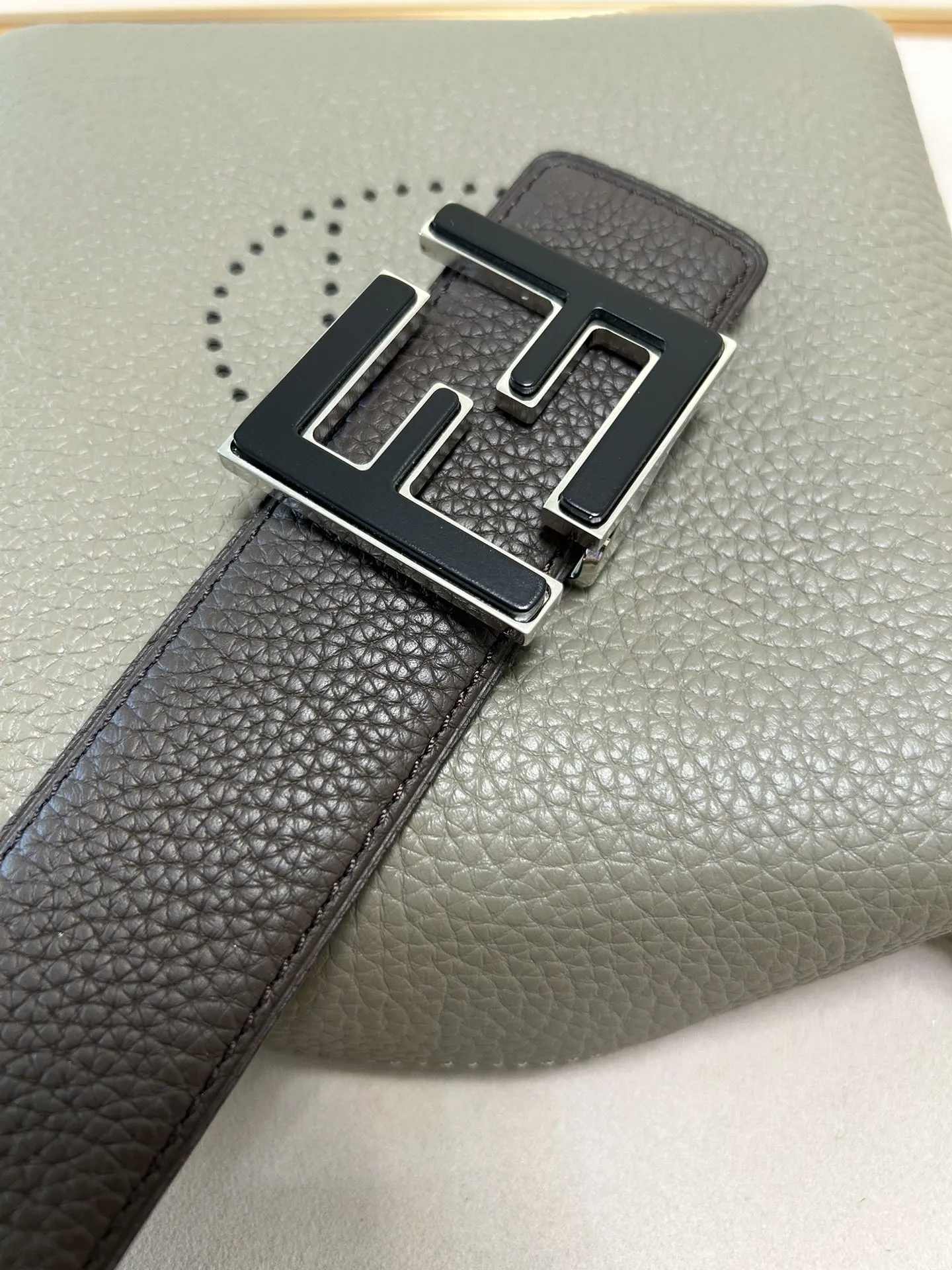 FENDI新作ダブルリングベルト黒レザー