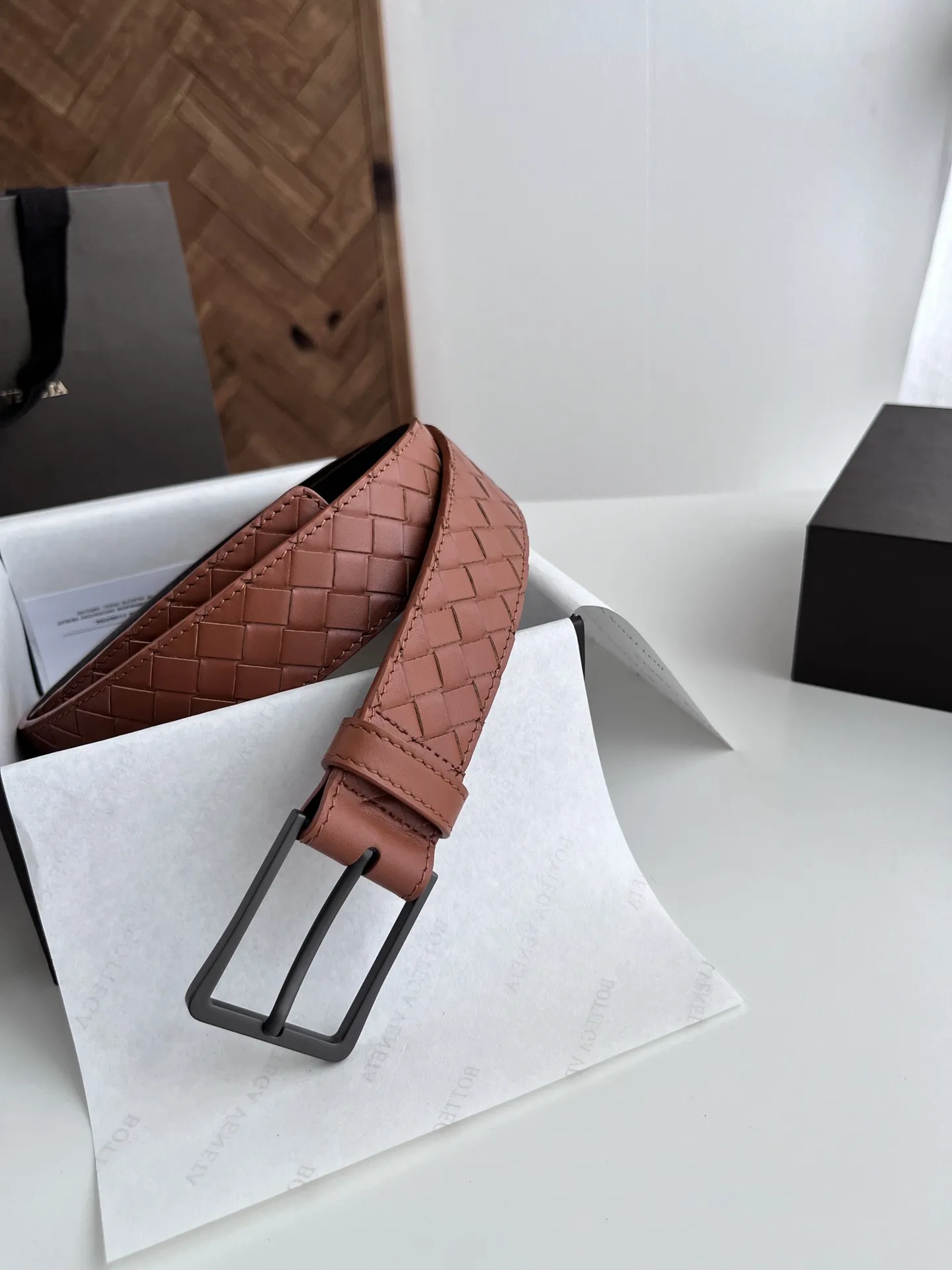 Bottega Veneta 新作メンズベルト アースカラーの小チェックデザイン