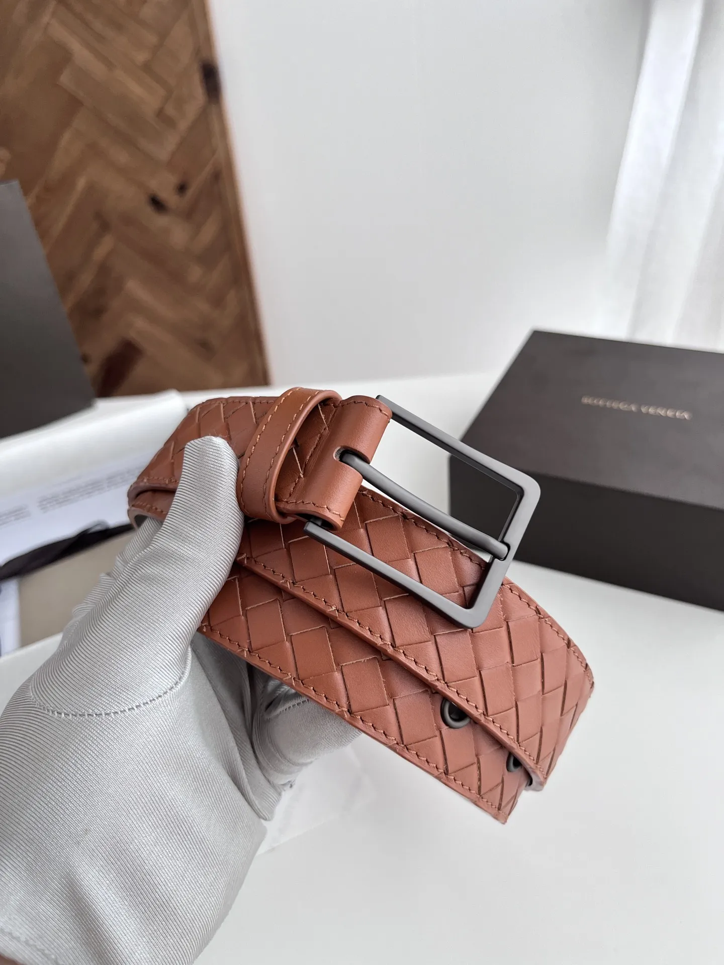 Bottega Veneta 新作メンズベルト アースカラーの小チェックデザイン - 画像 (3)