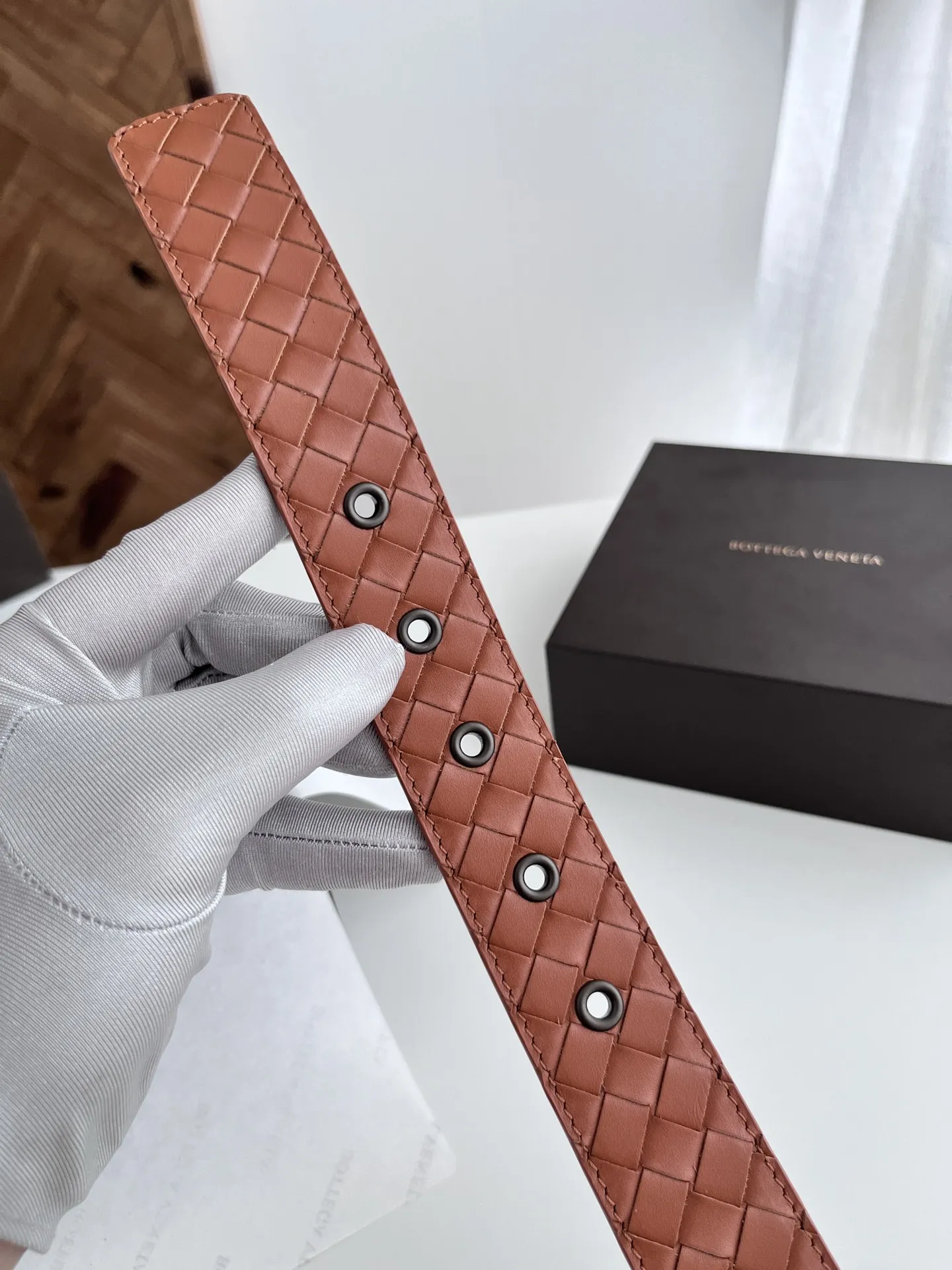 Bottega Veneta 新作メンズベルト アースカラーの小チェックデザイン - 画像 (7)