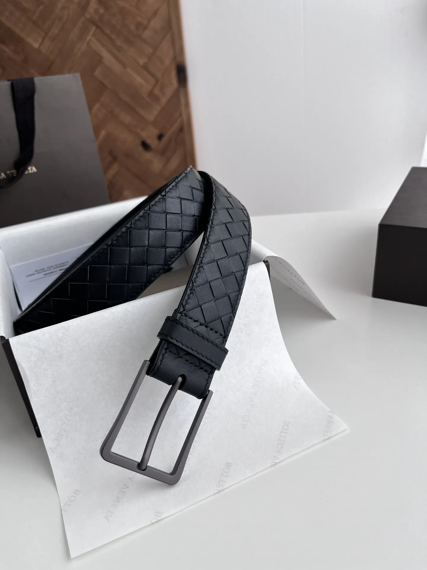 BV 2025新作メンズの手編みの黒の手編みのスクエアパターン