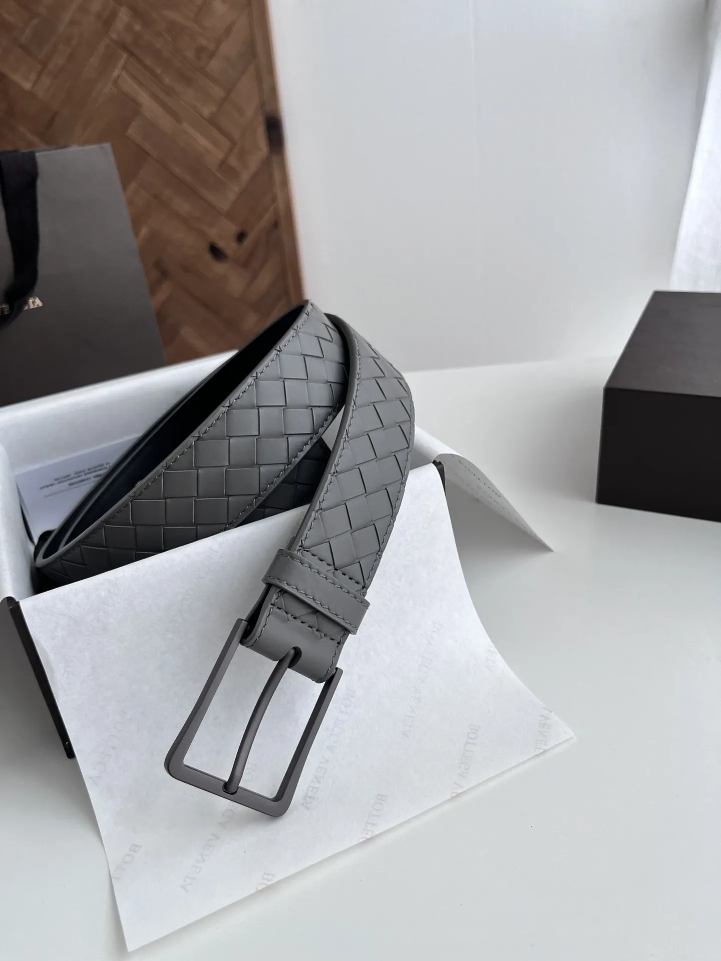 Bottega Veneta 新作グレーイントレチャートベルト