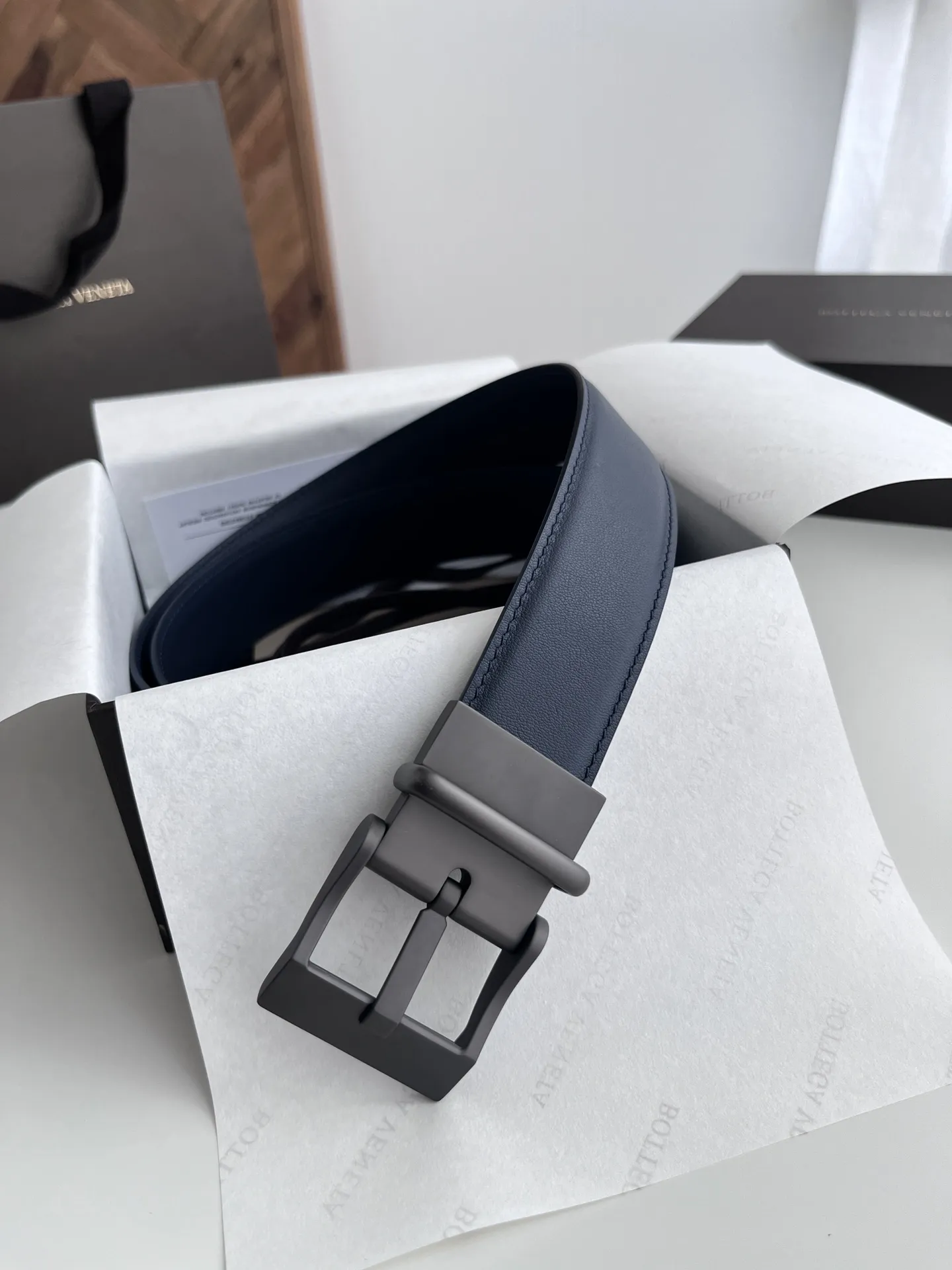 Bottega Veneta新作ネイビーブルーの両面メンズベルト