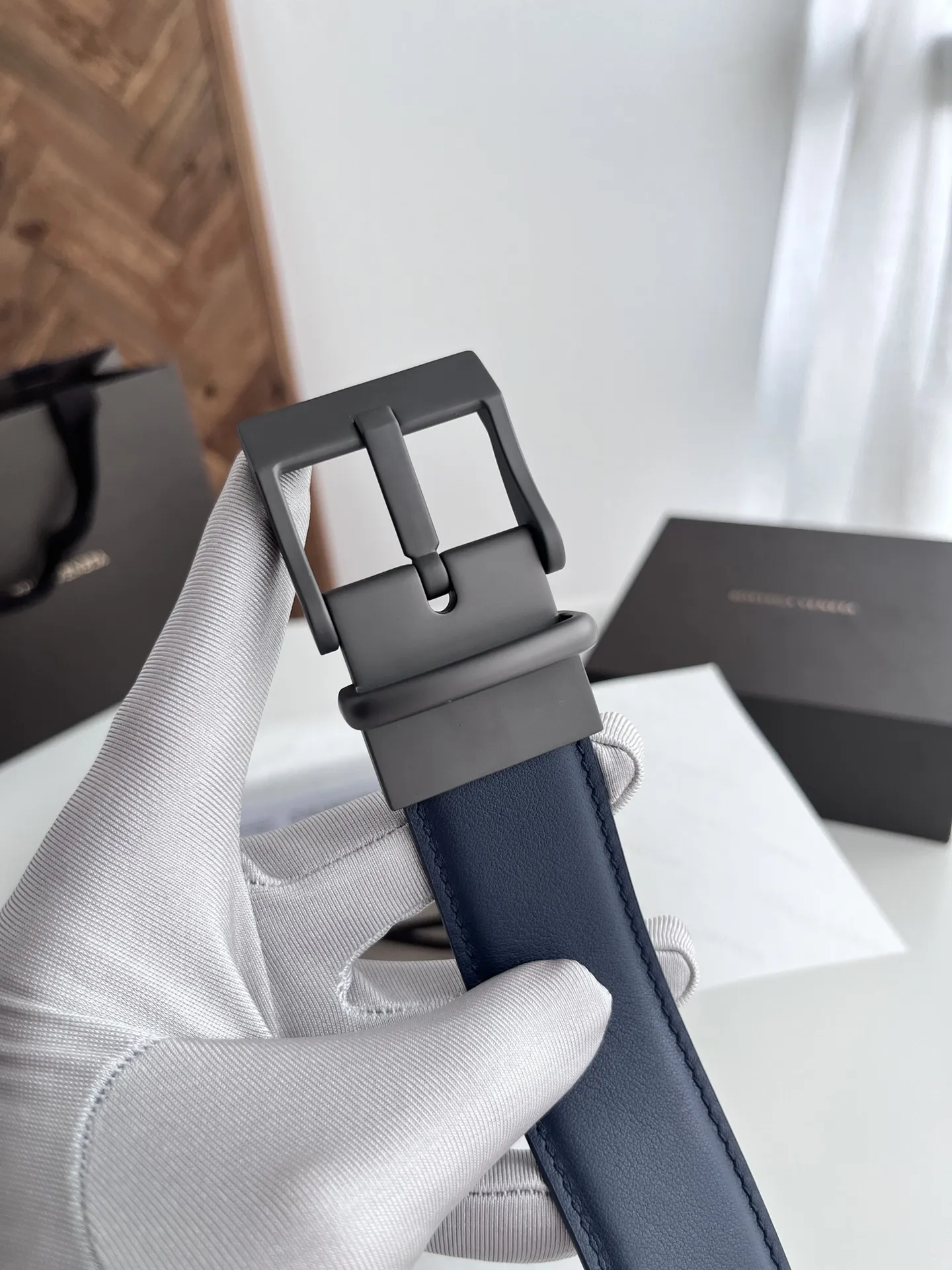 Bottega Veneta新作ネイビーブルーの両面メンズベルト - 画像 (4)