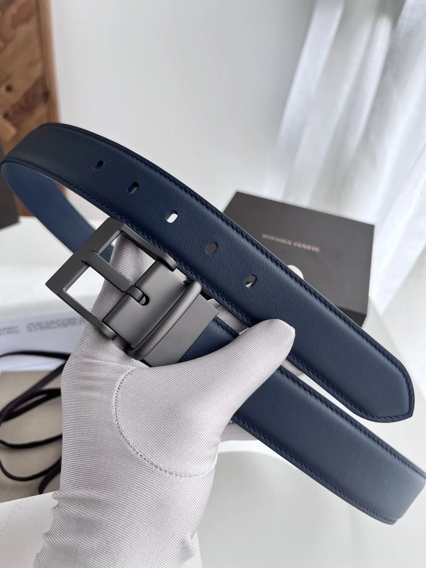 Bottega Veneta新作ネイビーブルーの両面メンズベルト - 画像 (5)