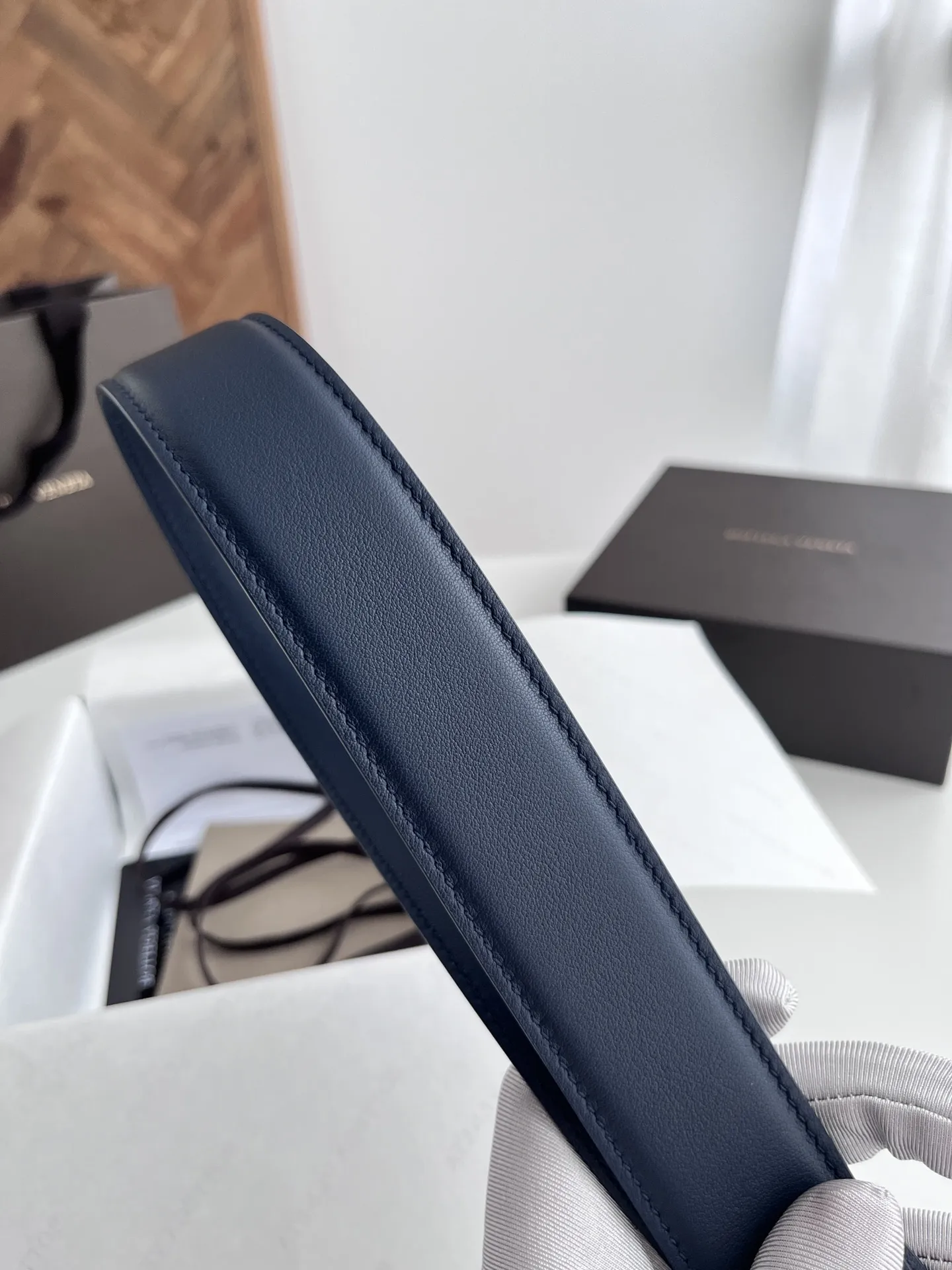 Bottega Veneta新作ネイビーブルーの両面メンズベルト - 画像 (6)