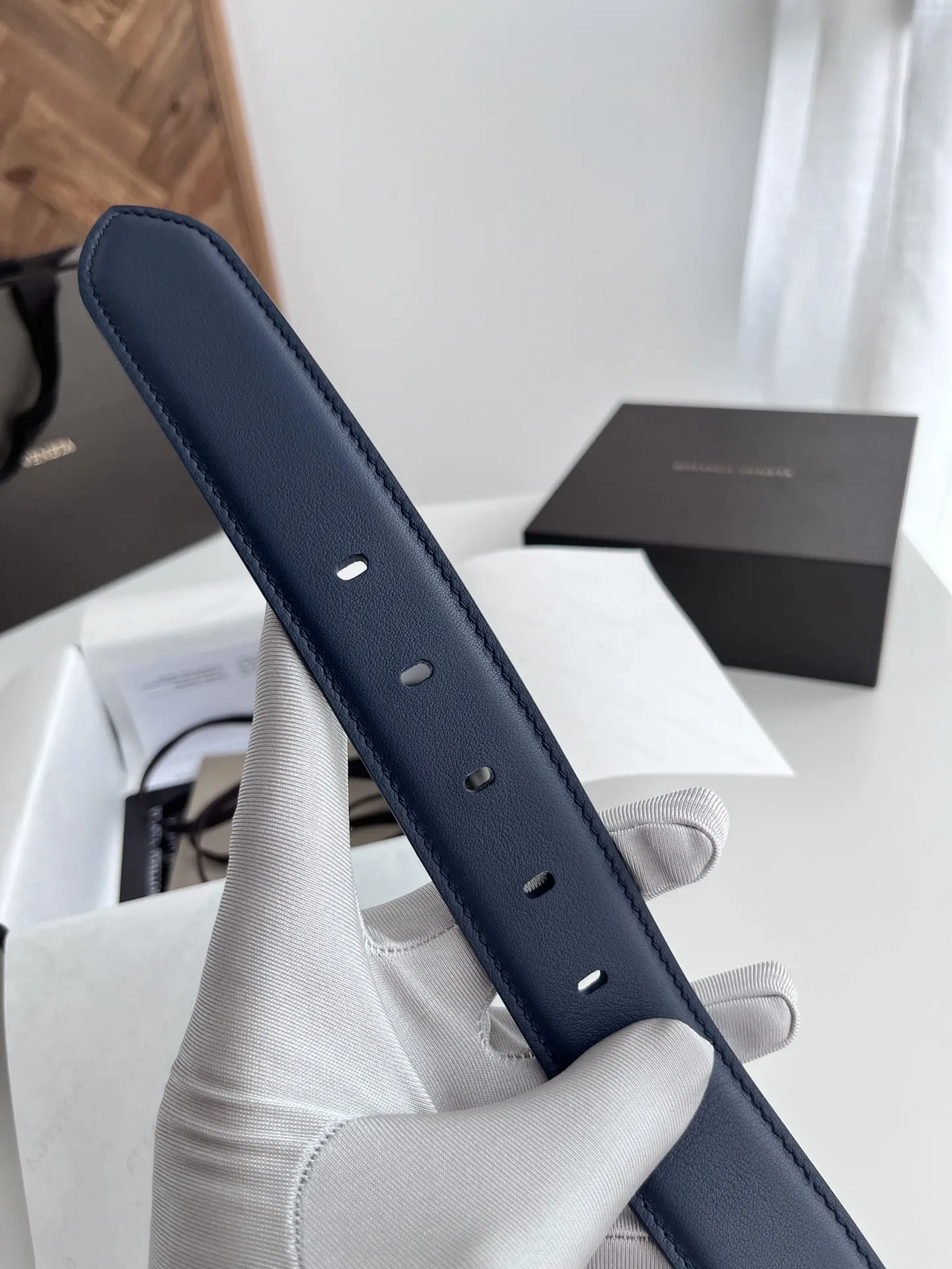 Bottega Veneta新作ネイビーブルーの両面メンズベルト - 画像 (7)