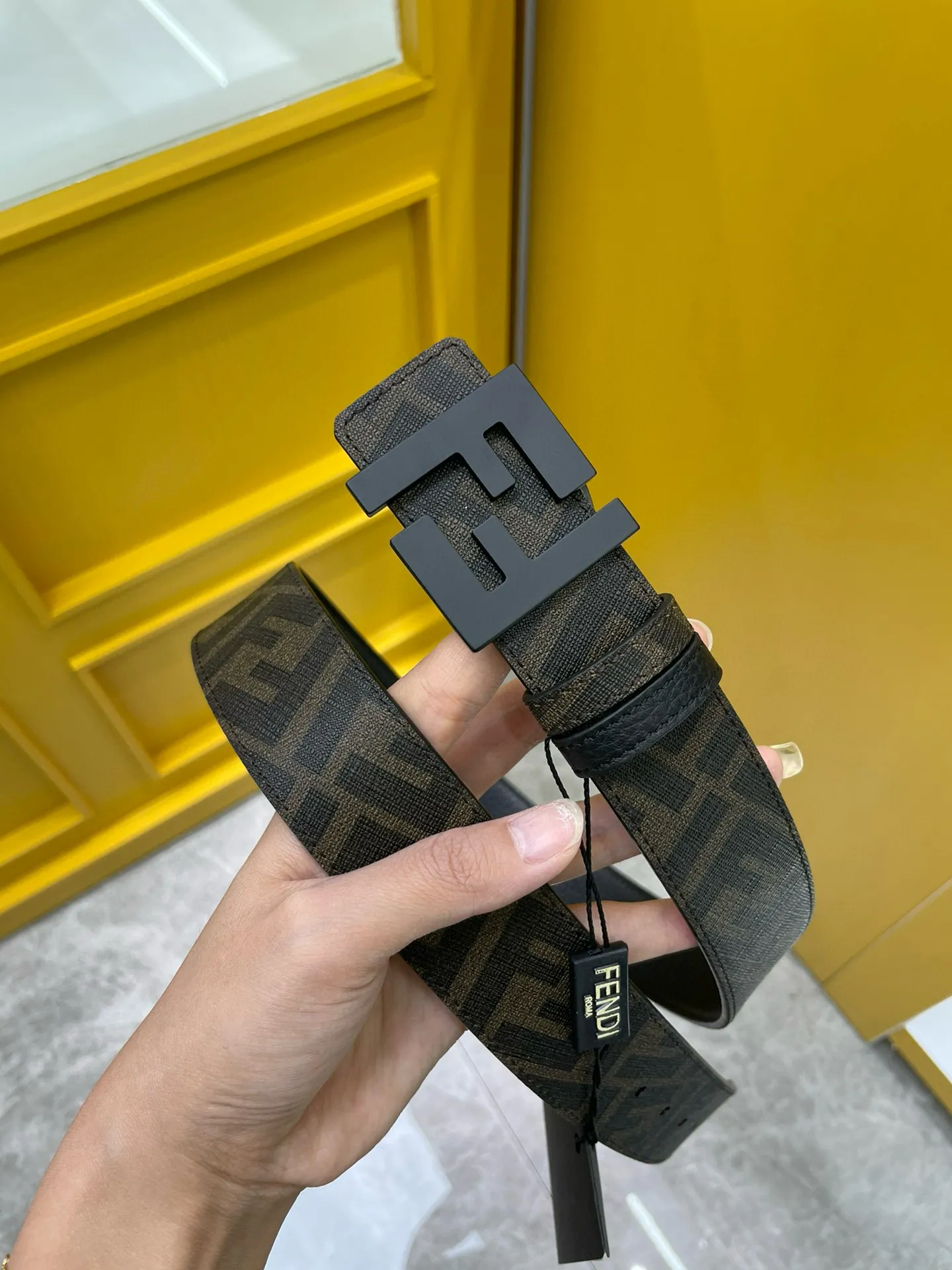 フェンディ新作ブラックダブルフェイスベルト