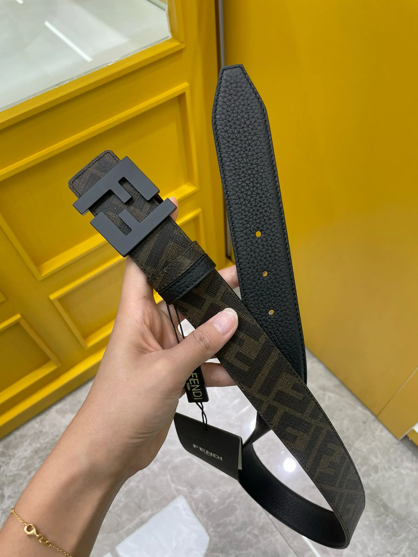 フェンディ新作ブラックダブルフェイスベルト - 画像 (3)