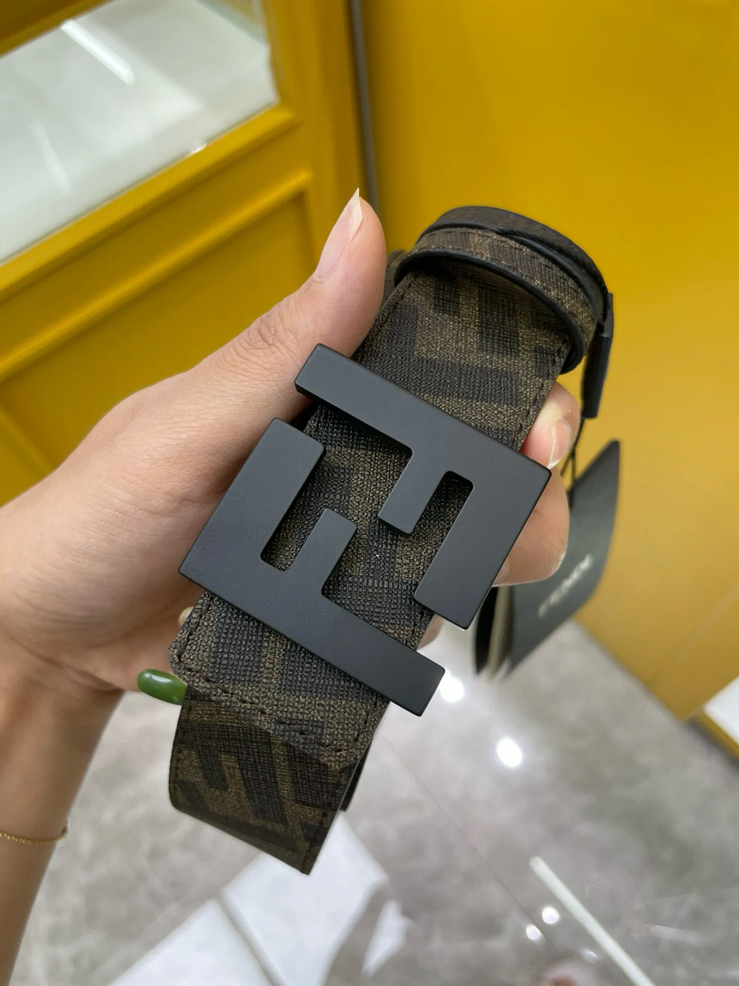 フェンディ新作ブラックダブルフェイスベルト - 画像 (4)