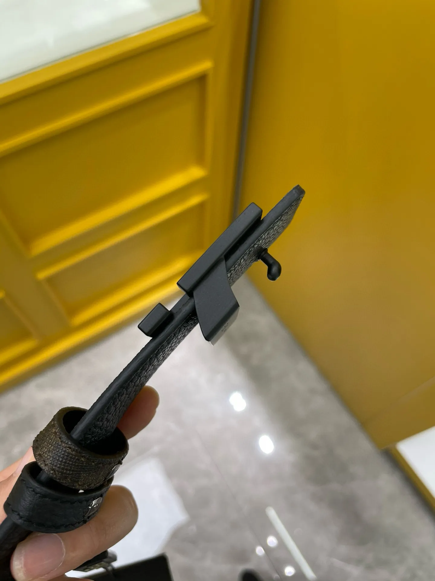 フェンディ新作ブラックダブルフェイスベルト - 画像 (6)