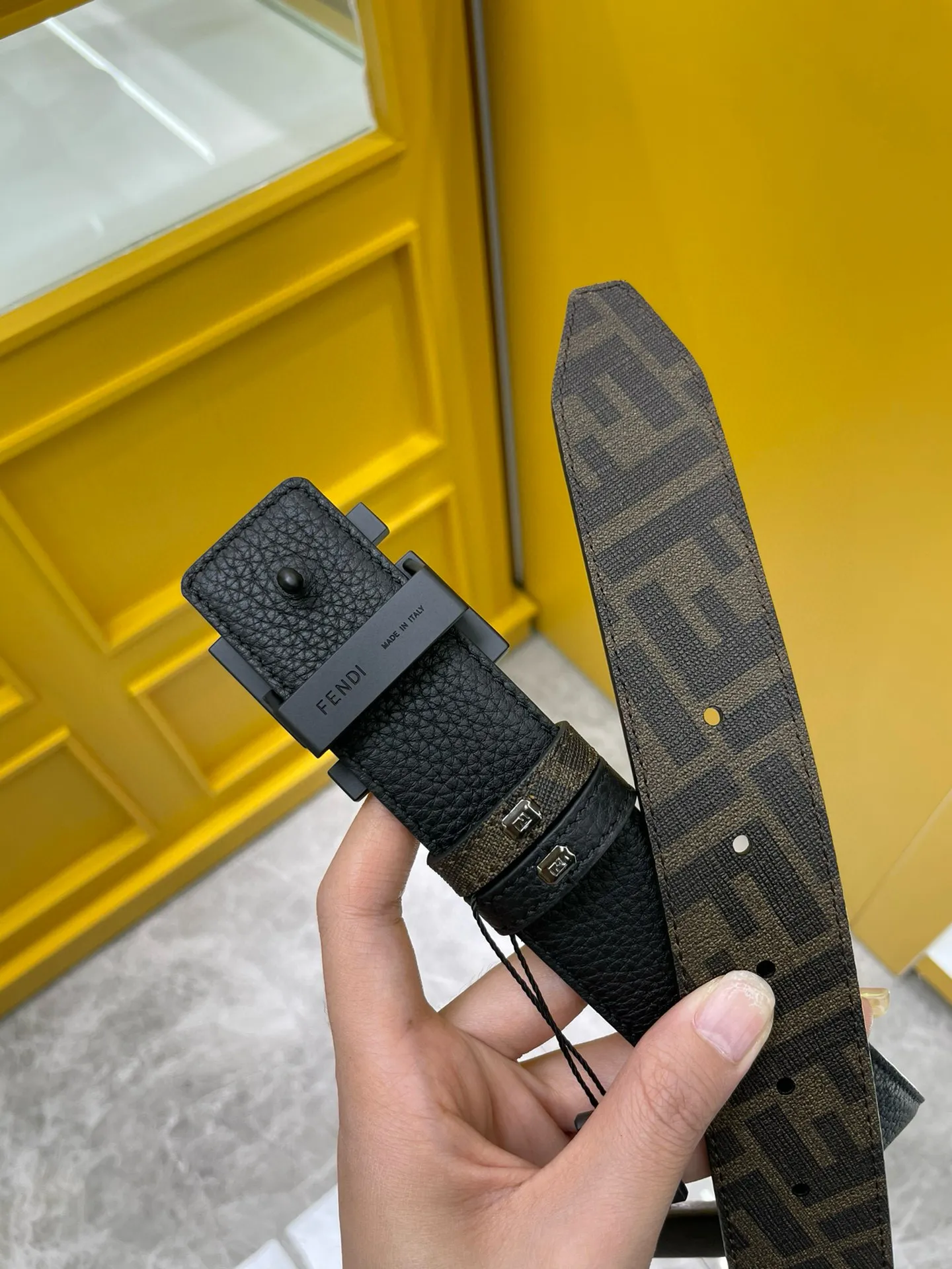 フェンディ新作ブラックダブルフェイスベルト - 画像 (7)