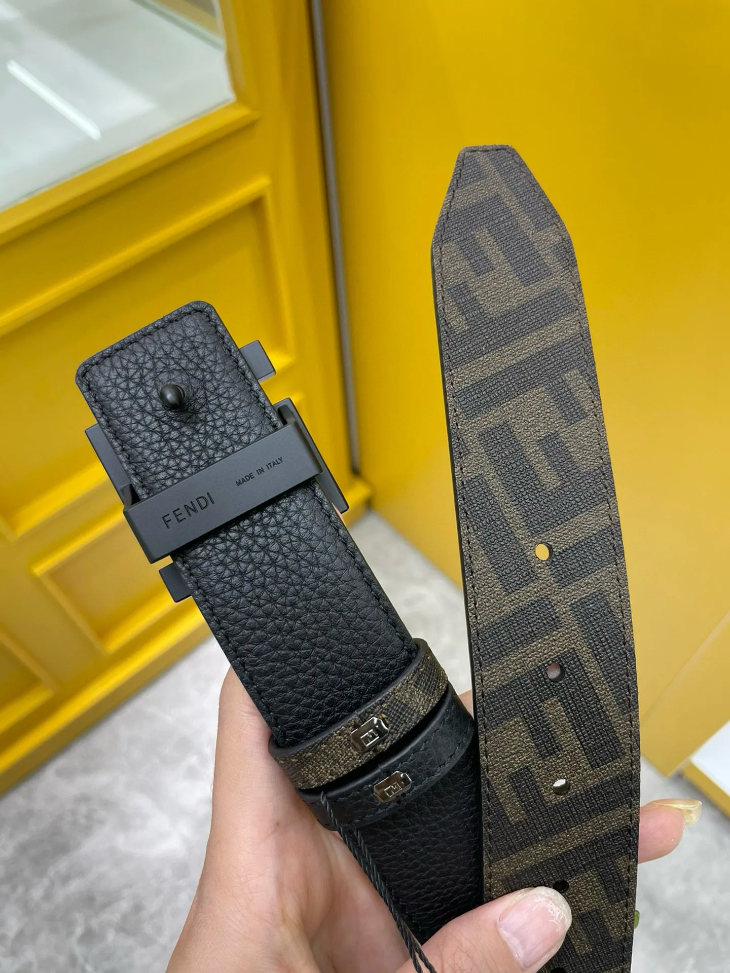 フェンディ新作ブラックダブルフェイスベルト - 画像 (8)