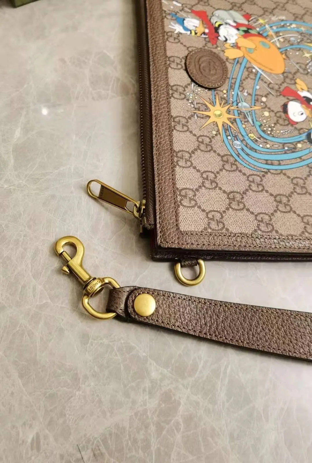 Gucci ドナルドダック柄 クラッチバッグ ベージュ - 画像 (6)