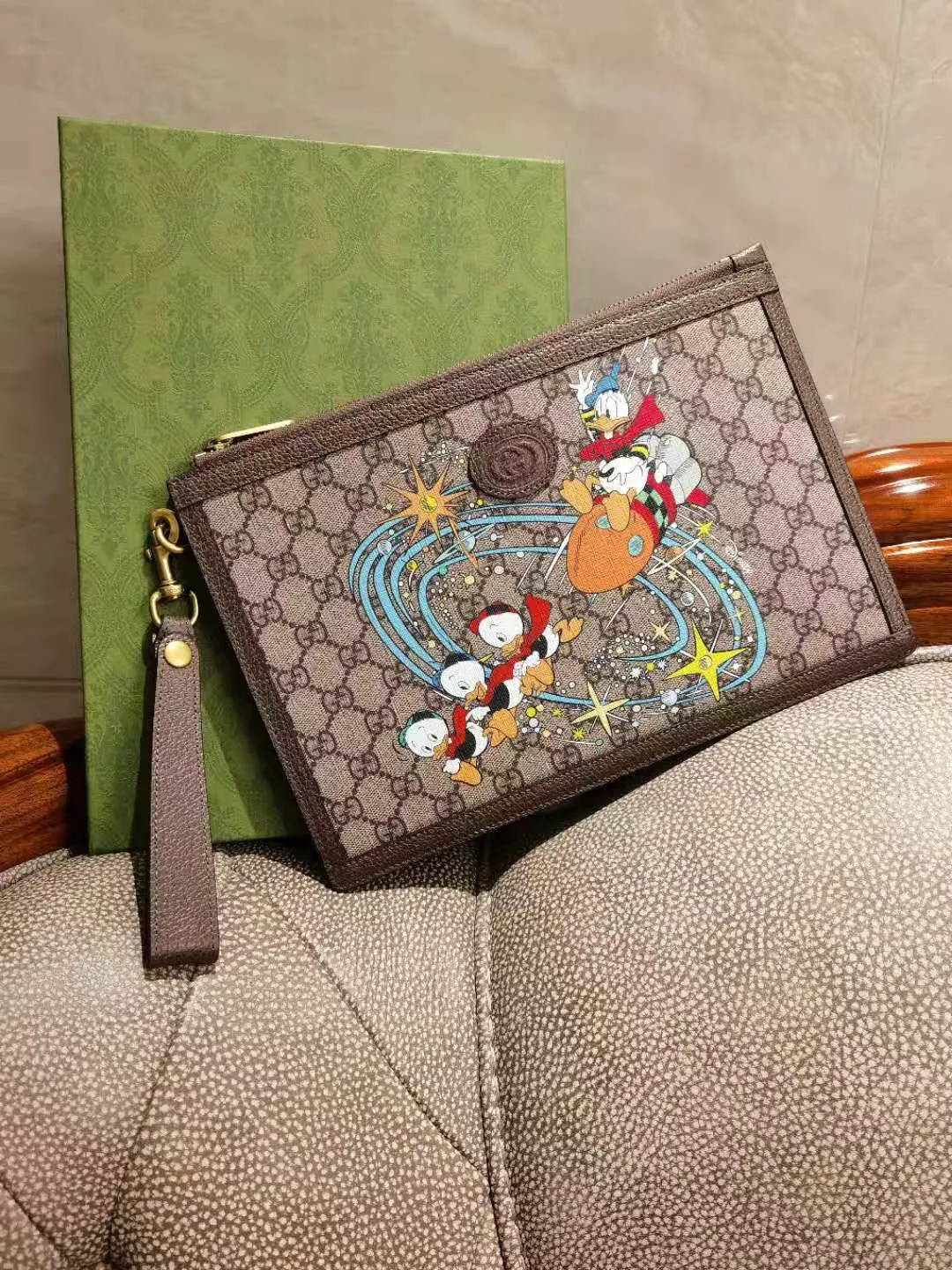 Gucci ドナルドダック柄 クラッチバッグ ベージュ - 画像 (9)