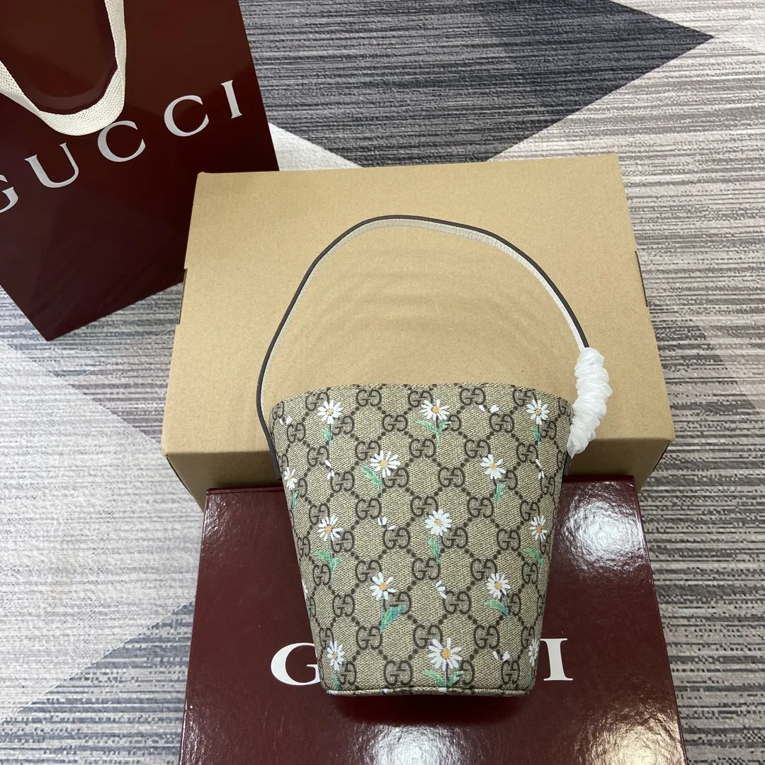 Gucci 子供用GGバケットバッグ ベージュ白 花柄