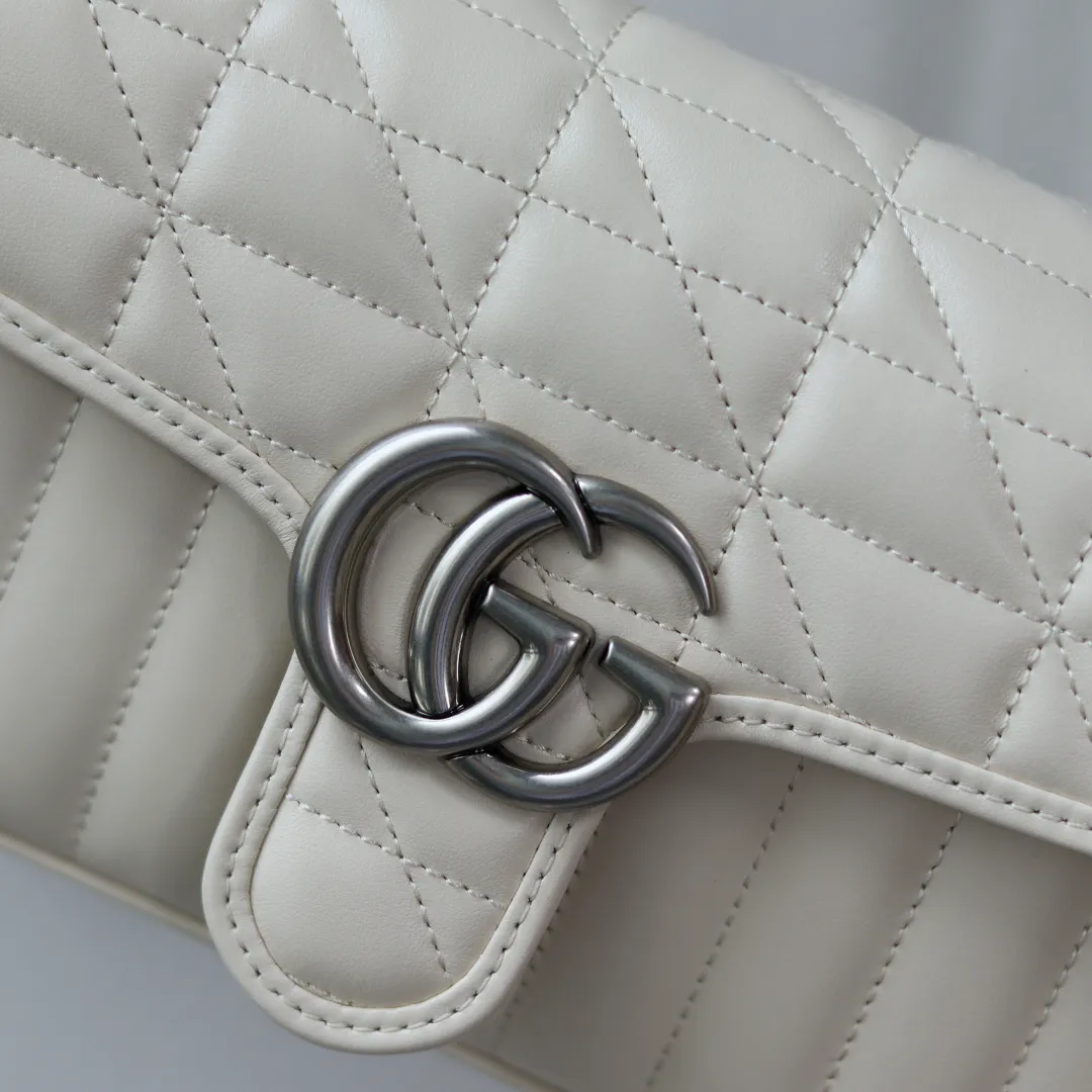 Gucci シルバー GG Marmont ミニショルダーバッグ - 画像 (3)