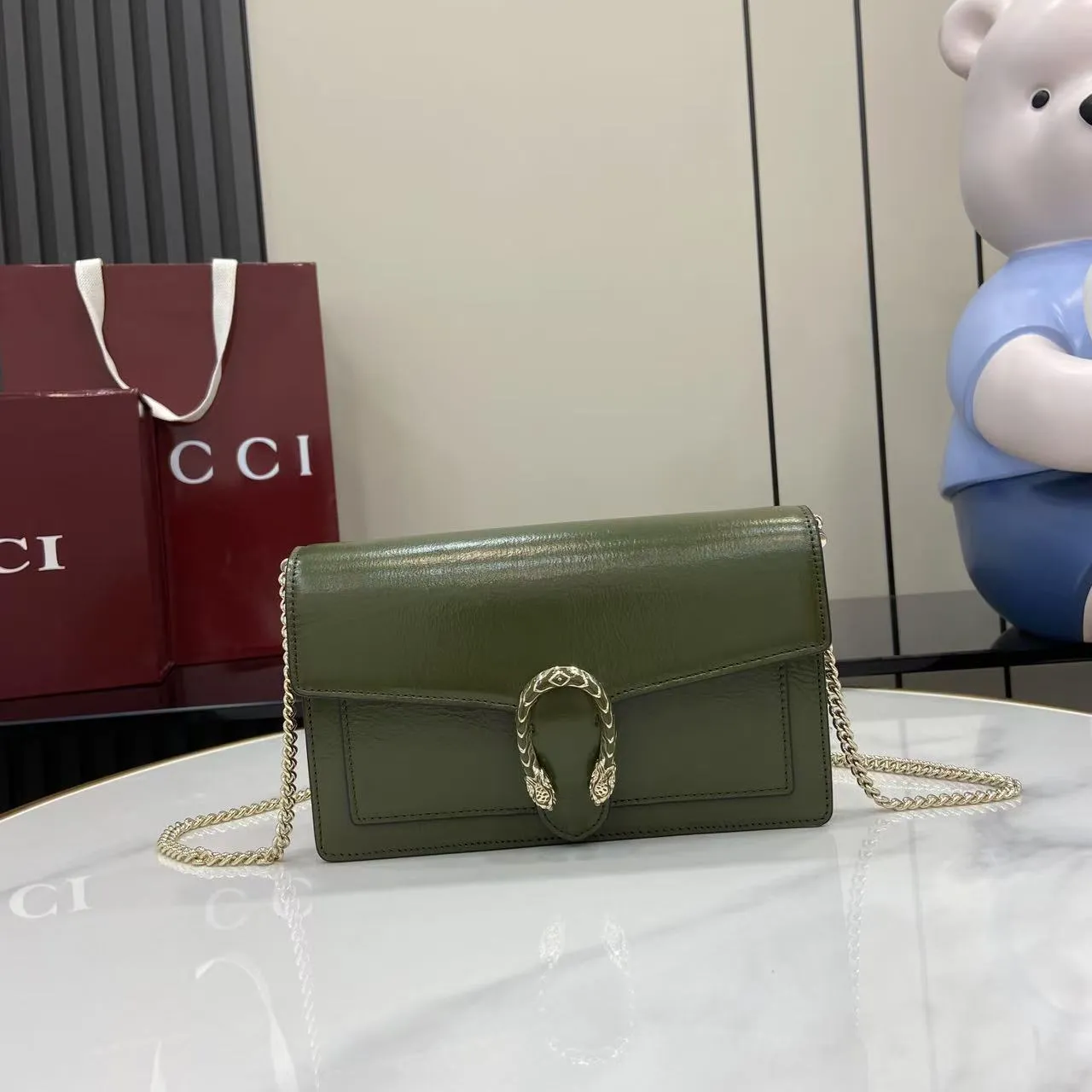 Gucci フォレストグリーン漆皮チェーンウォレット