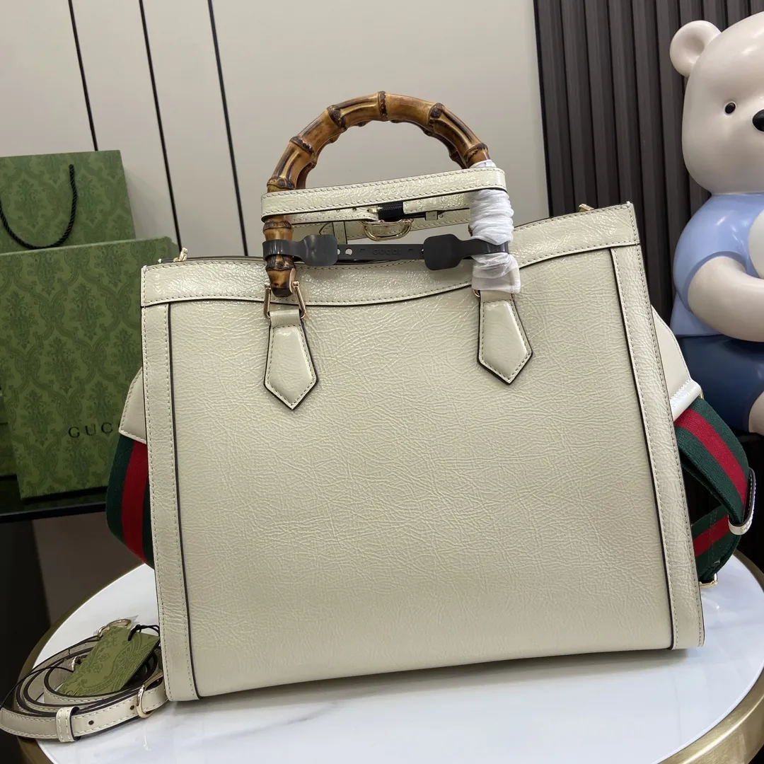 Gucci 白エナメルの竹節の大きなハンドバッグAriaシリーズ - 画像 (4)
