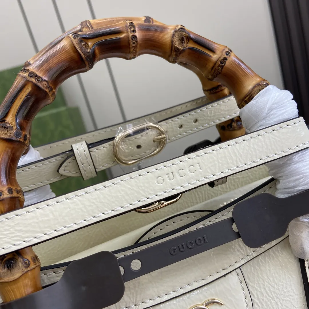 Gucci 白エナメルの竹節の大きなハンドバッグAriaシリーズ - 画像 (8)